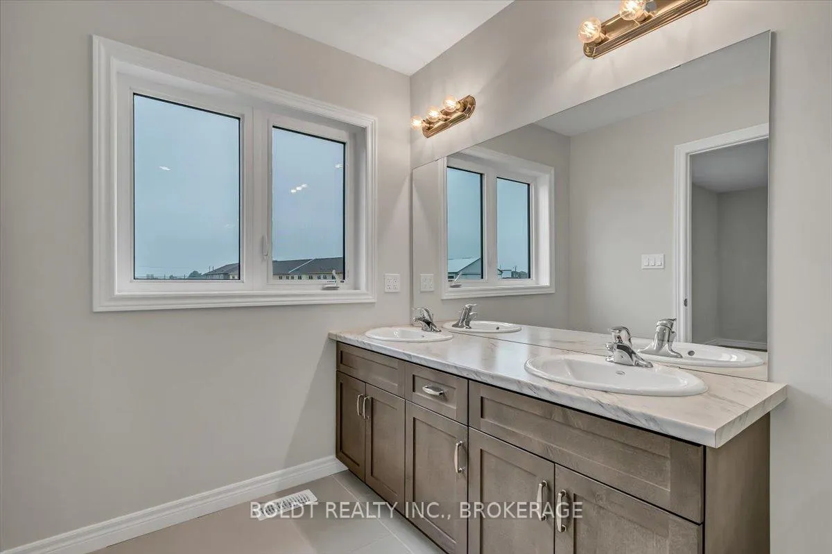Photo 15 of 241 Tanglewood Drive, Hamilton, Binbrook — HOMEH