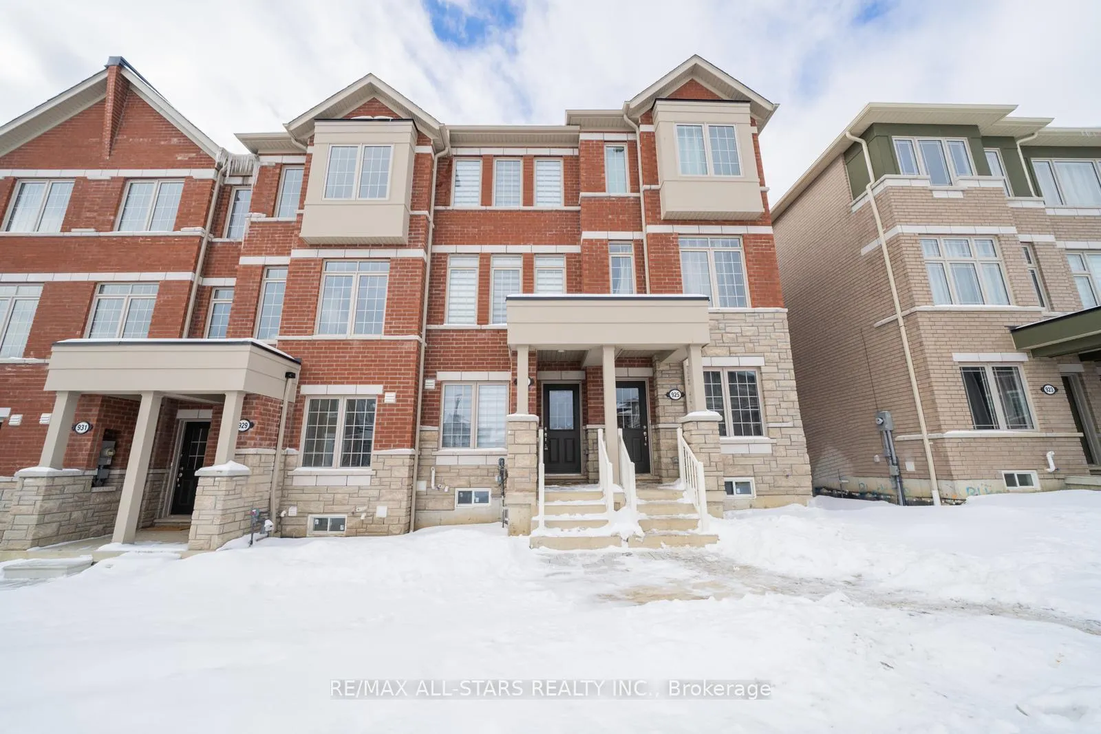 Photo 2 of 927 Crowsnest Hollow, Pickering, Rural Pickering — HOMEH