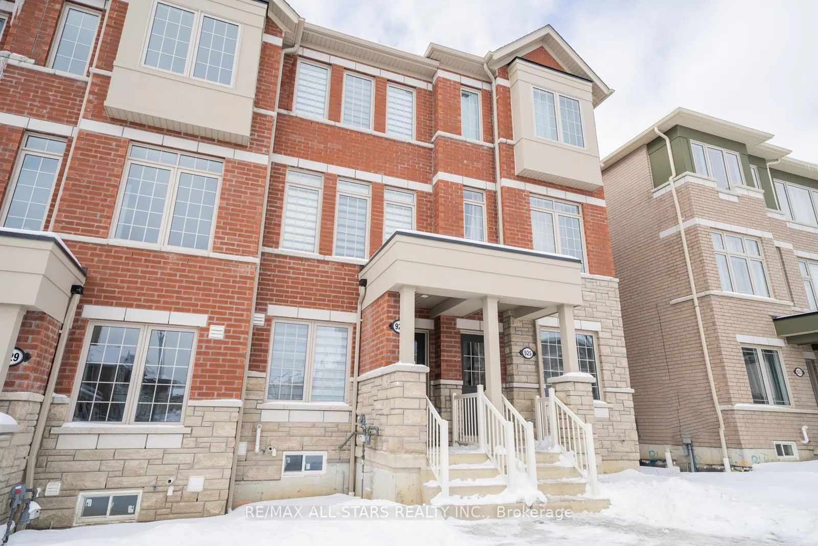 Photo 3 of 927 Crowsnest Hollow, Pickering, Rural Pickering — HOMEH