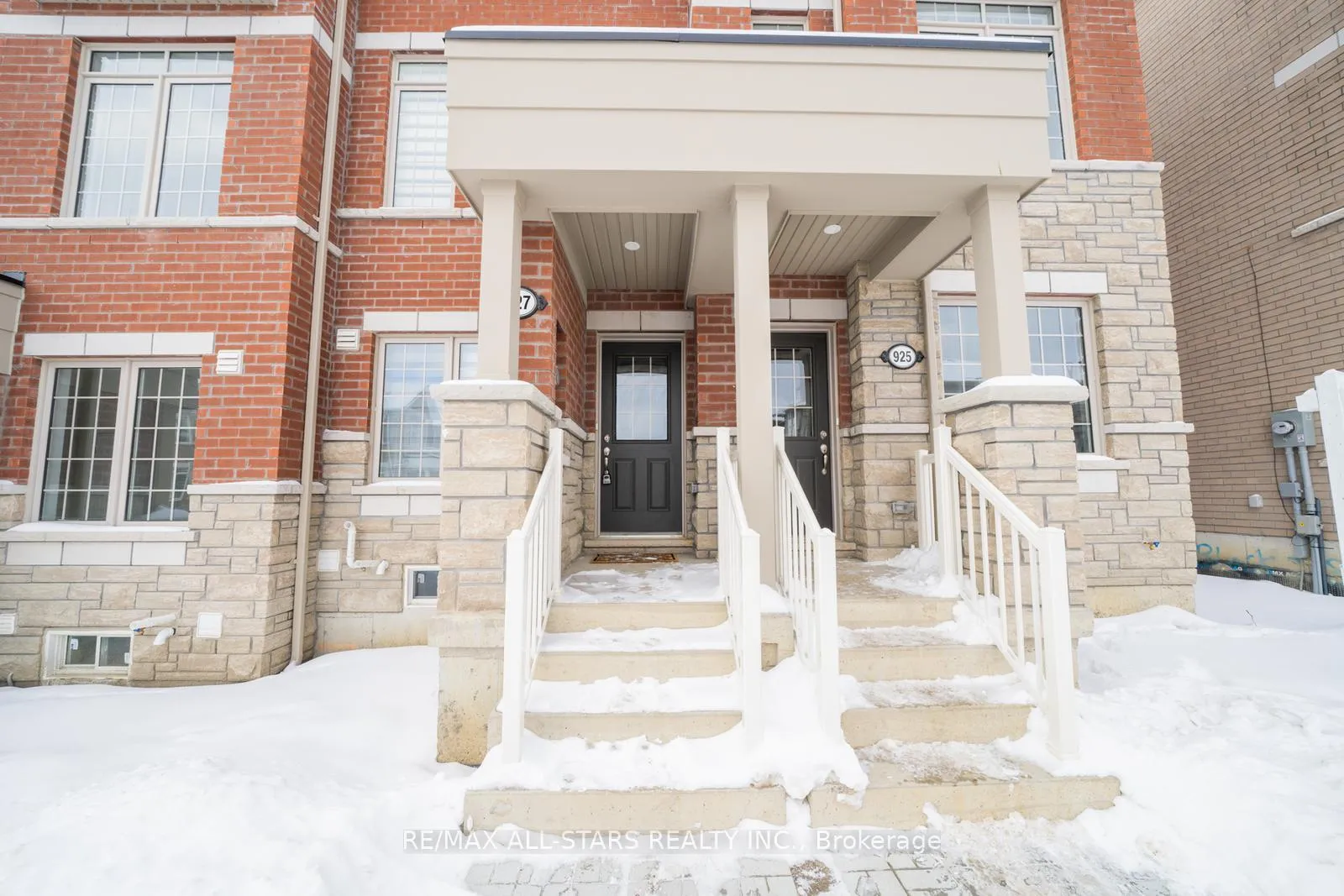 Photo 4 of 927 Crowsnest Hollow, Pickering, Rural Pickering — HOMEH