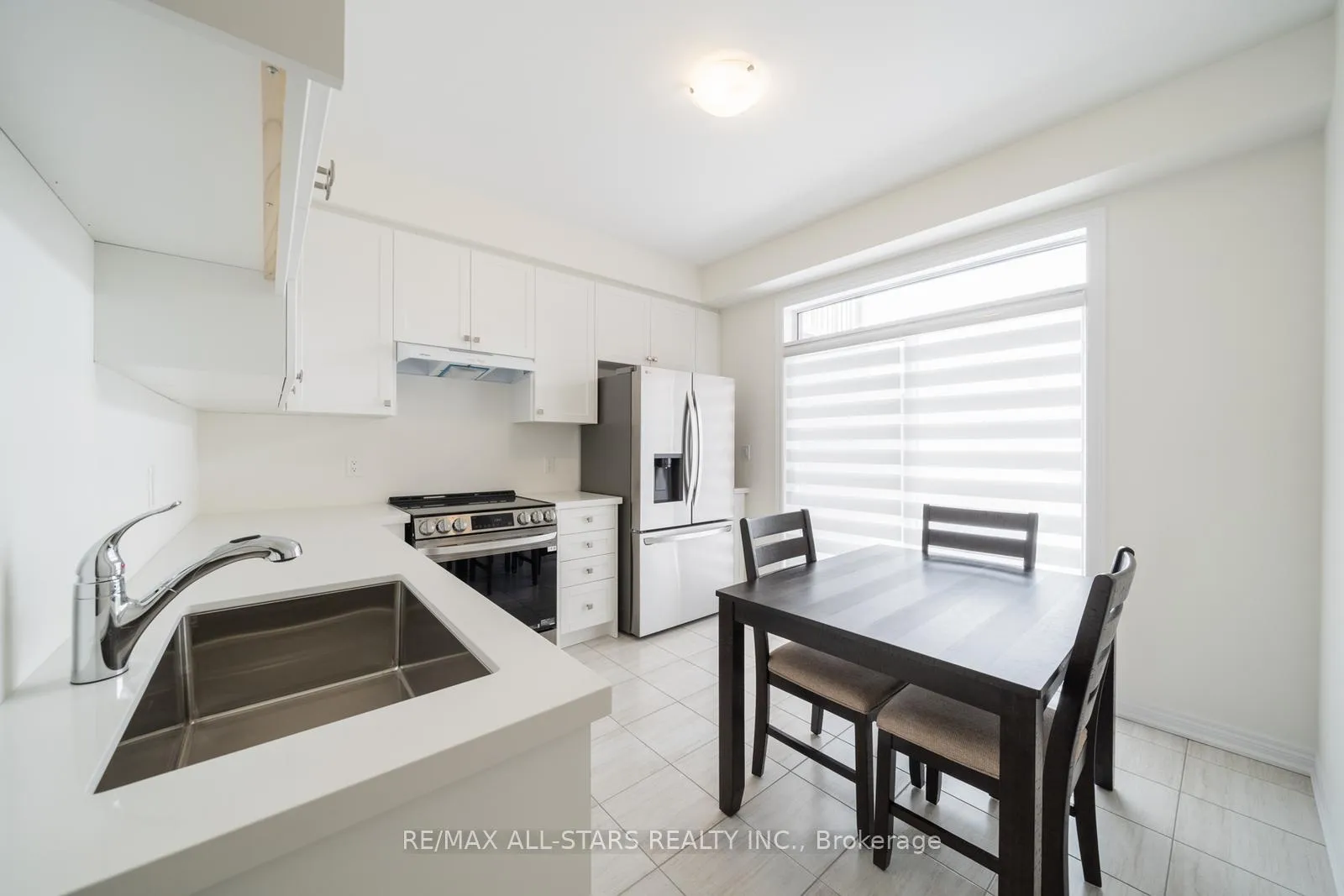 Photo 6 of 927 Crowsnest Hollow, Pickering, Rural Pickering — HOMEH