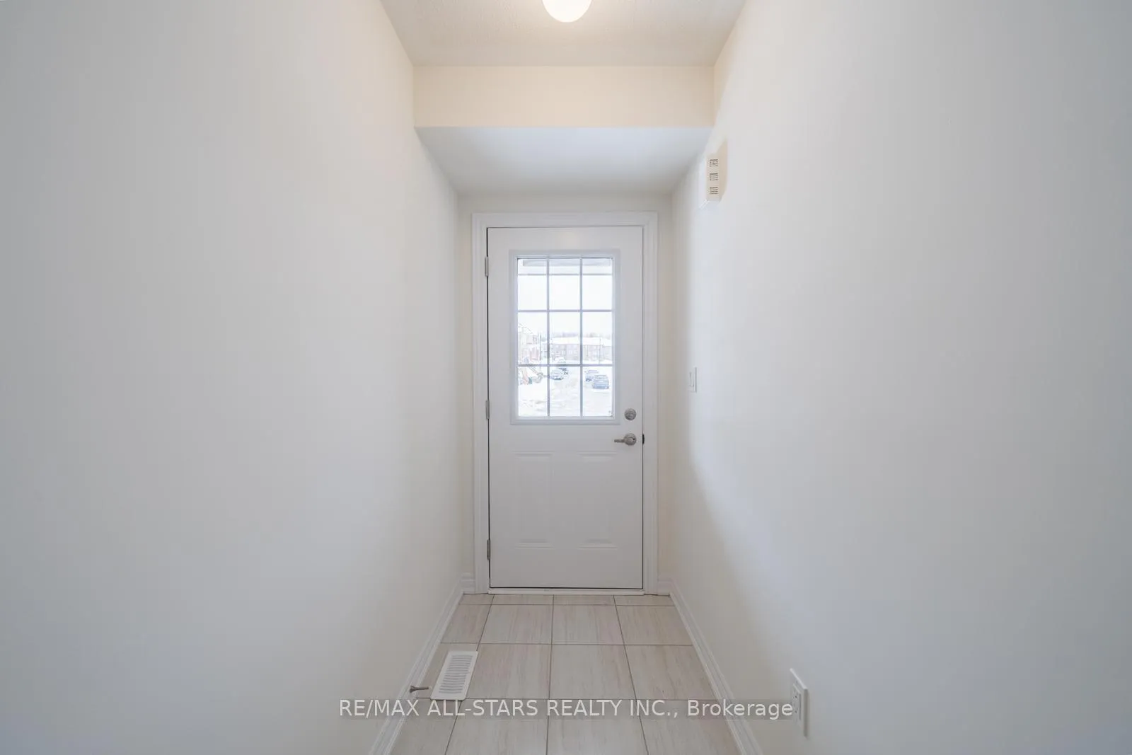 Photo 9 of 927 Crowsnest Hollow, Pickering, Rural Pickering — HOMEH