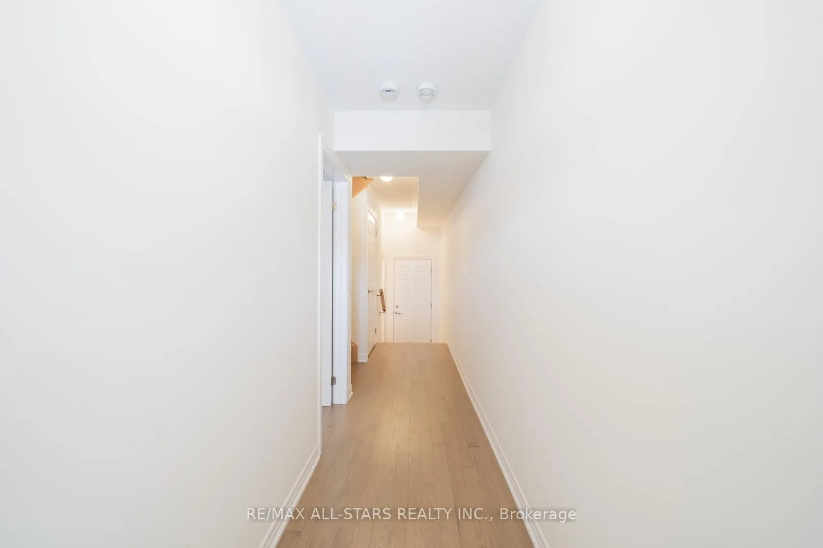 Photo 10 of 927 Crowsnest Hollow, Pickering, Rural Pickering — HOMEH
