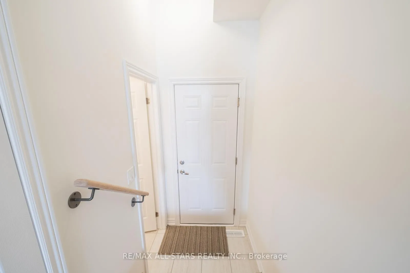 Photo 11 of 927 Crowsnest Hollow, Pickering, Rural Pickering — HOMEH