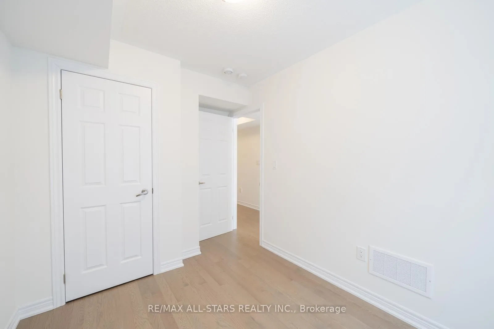 Photo 15 of 927 Crowsnest Hollow, Pickering, Rural Pickering — HOMEH