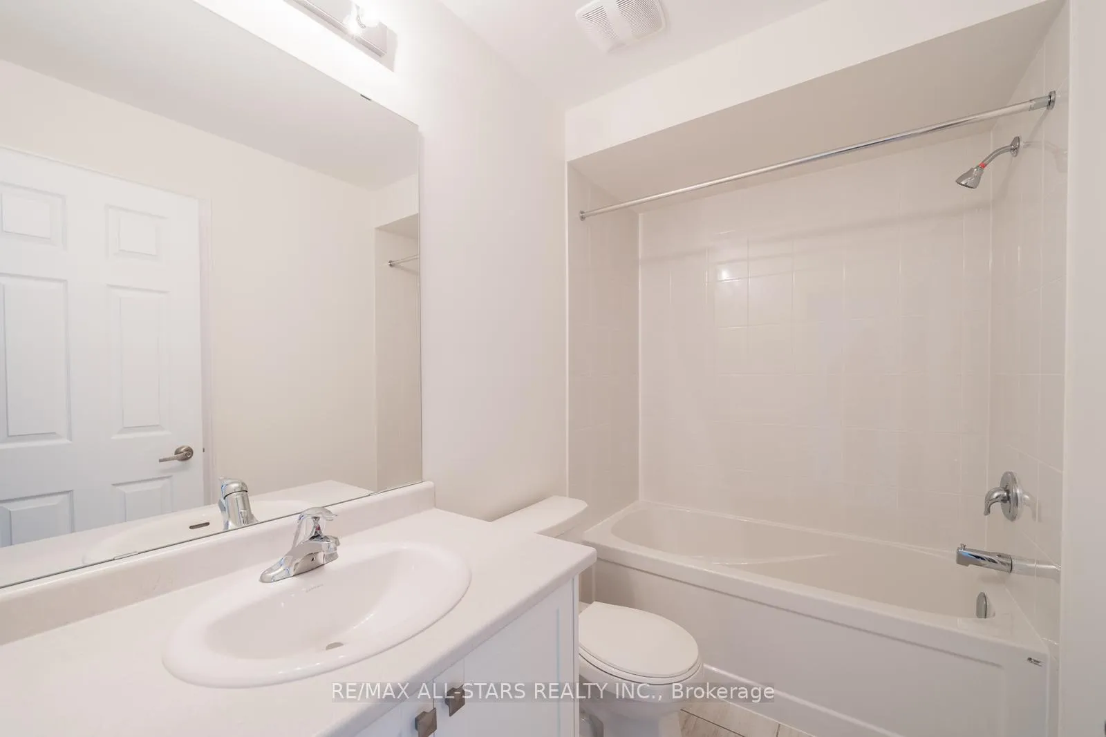 Photo 16 of 927 Crowsnest Hollow, Pickering, Rural Pickering — HOMEH