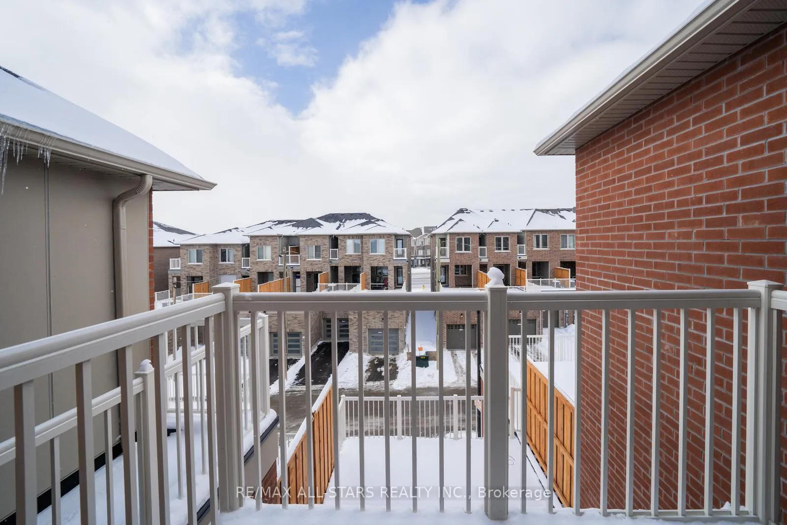 Photo 27 of 927 Crowsnest Hollow, Pickering, Rural Pickering — HOMEH