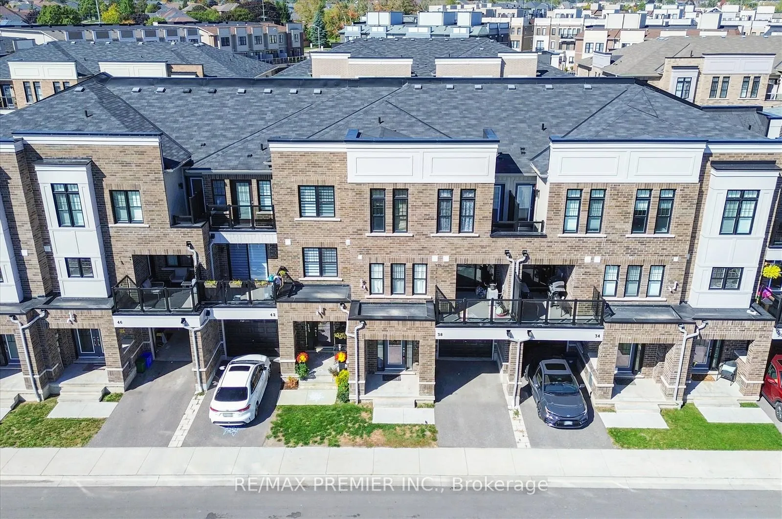Photo 2 of 38 King William Way, Clarington, Bowmanville — HOMEH