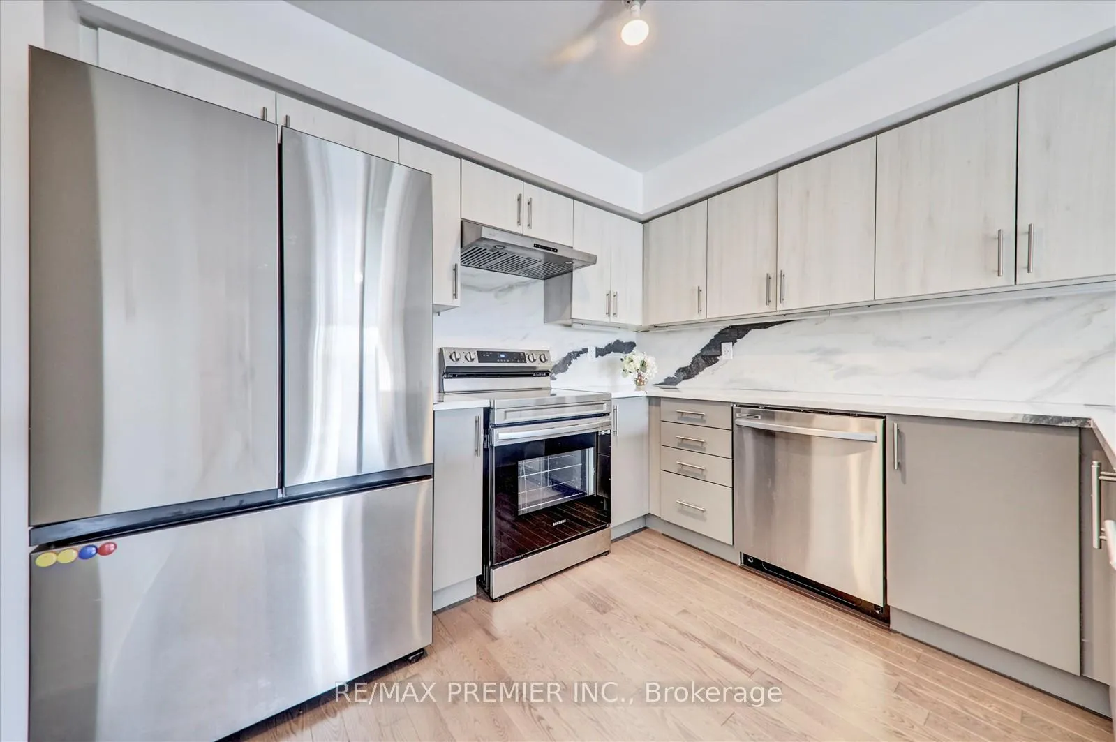 Photo 25 of 38 King William Way, Clarington, Bowmanville — HOMEH