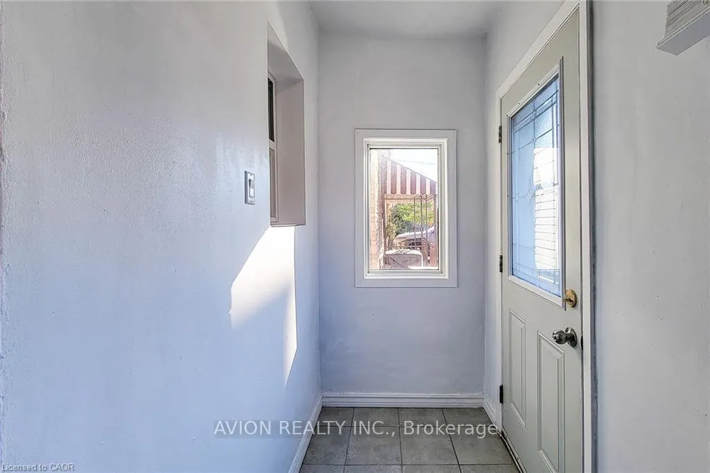 Photo 5 of Unit 2, 26 Barton Street W, Hamilton, Strathcona — HOMEH