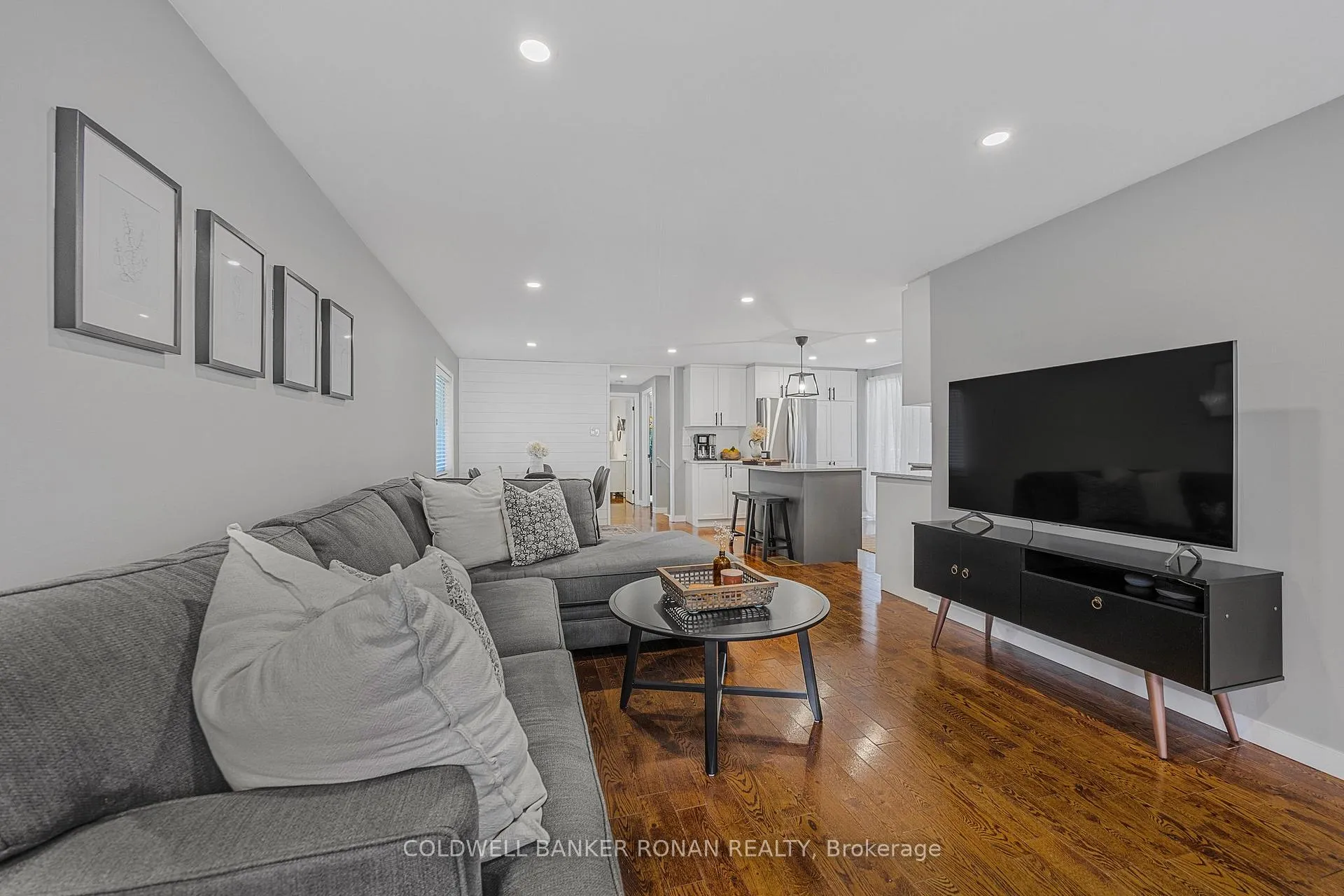 Photo 4 of 39 Ferguson Drive, Barrie, Northwest — HOMEH