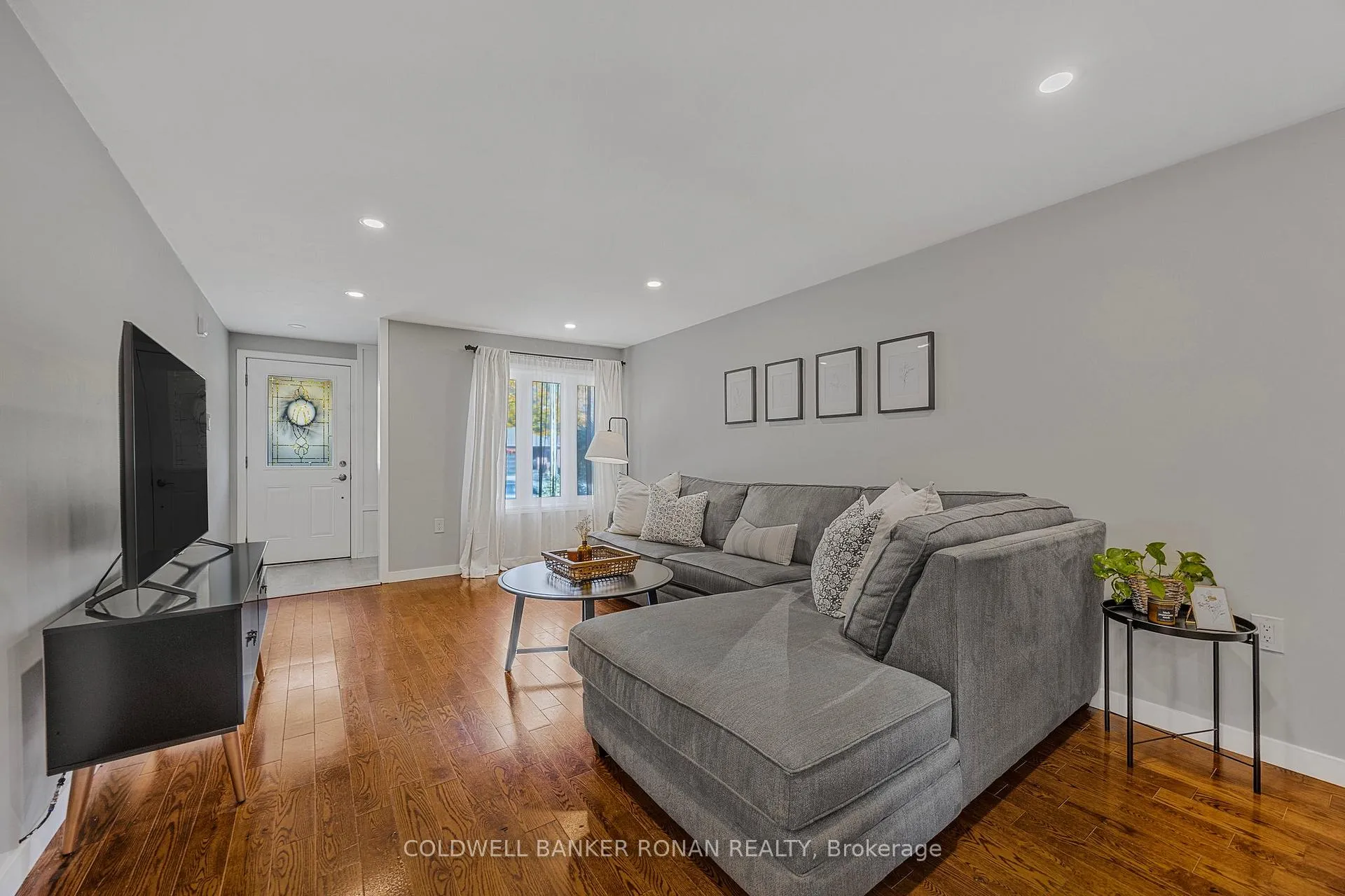 Photo 5 of 39 Ferguson Drive, Barrie, Northwest — HOMEH