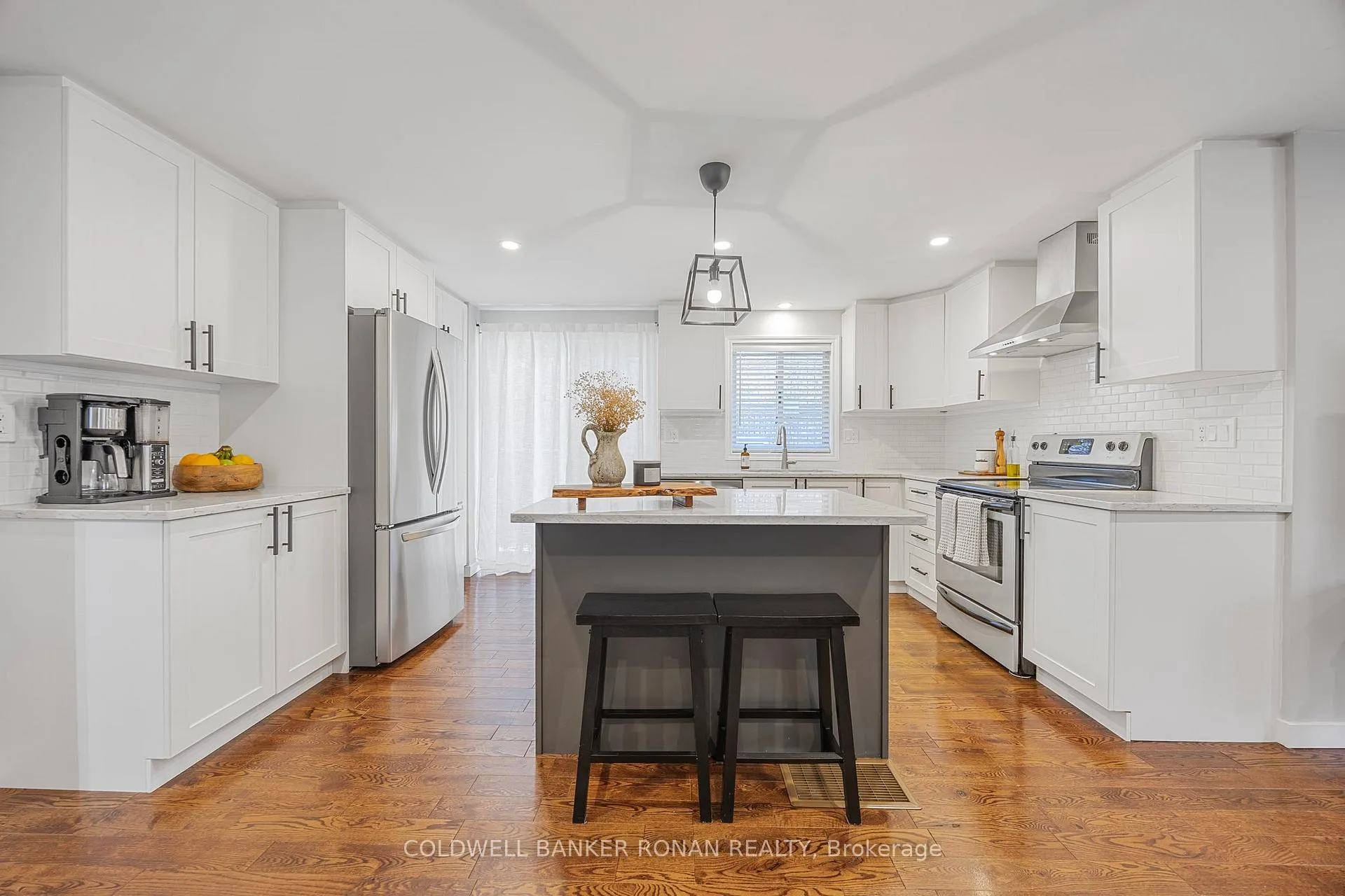Photo 6 of 39 Ferguson Drive, Barrie, Northwest — HOMEH