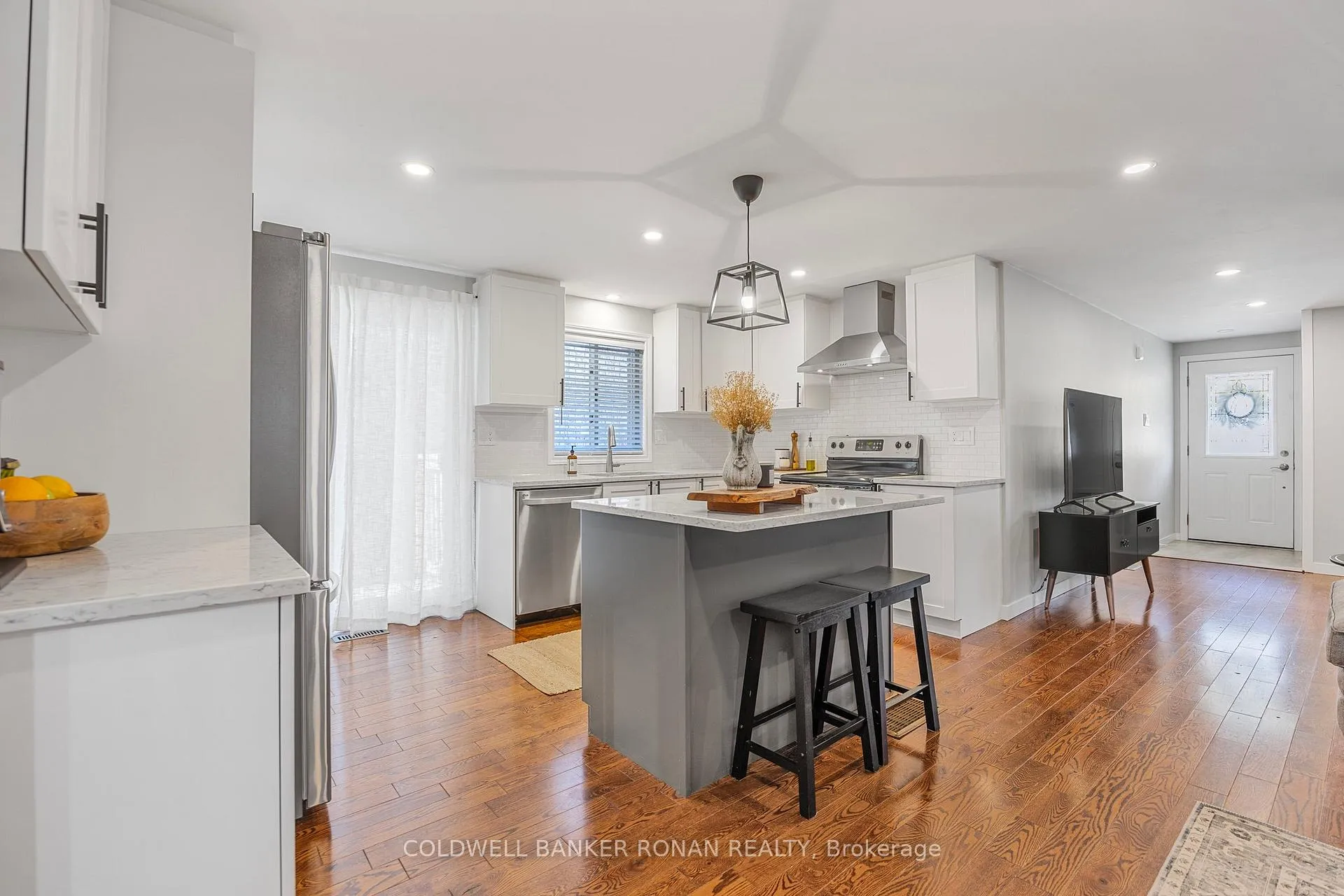 Photo 7 of 39 Ferguson Drive, Barrie, Northwest — HOMEH
