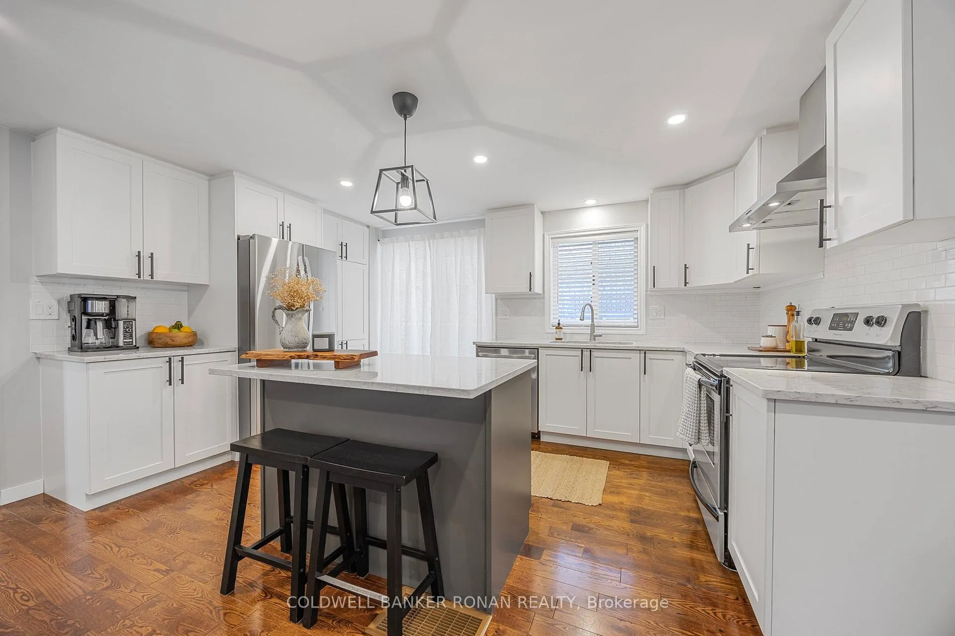 Photo 8 of 39 Ferguson Drive, Barrie, Northwest — HOMEH
