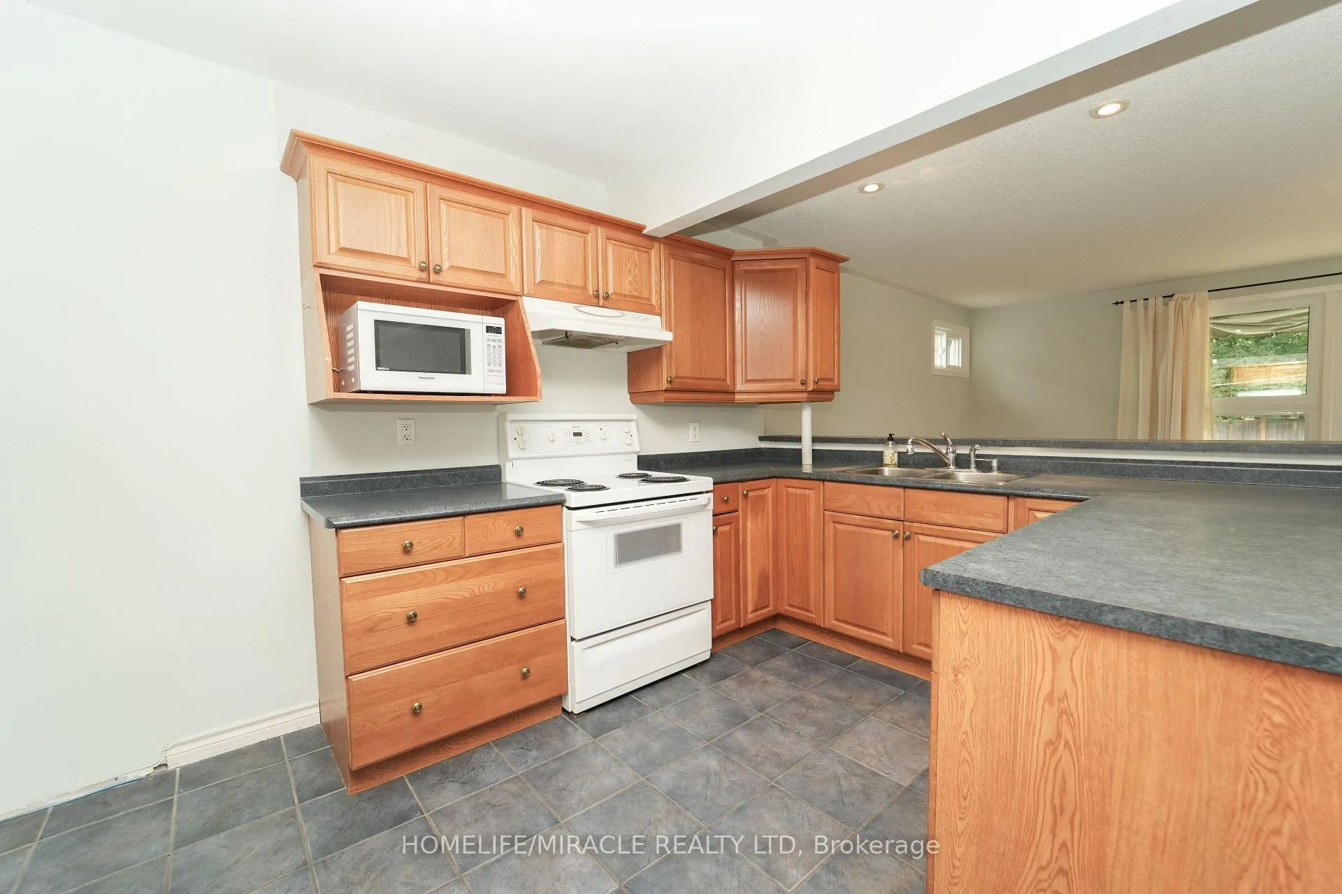 Photo 10 of 776 Grierson Street, Oshawa, O'Neill — HOMEH