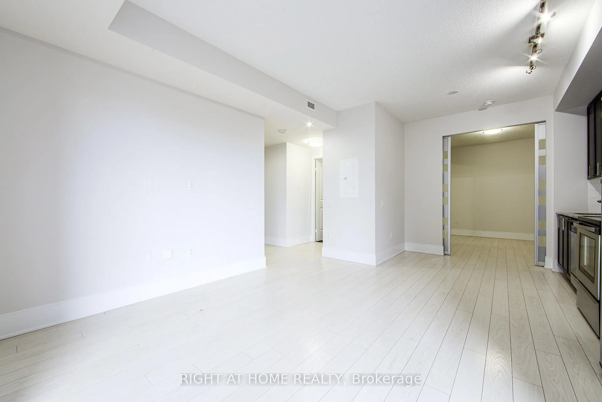 Photo 9 of Unit 426, 560 Front Street W, Toronto, Waterfront Communities — HOMEH