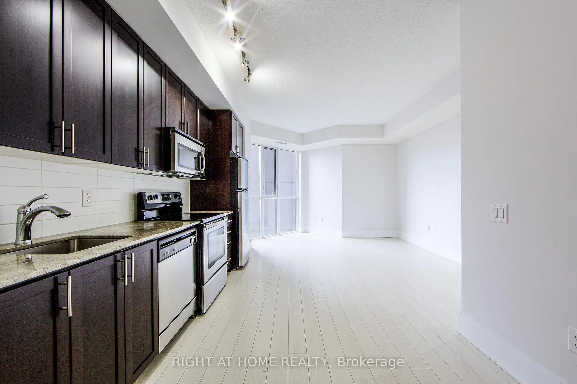 Photo 11 of Unit 426, 560 Front Street W, Toronto, Waterfront Communities — HOMEH