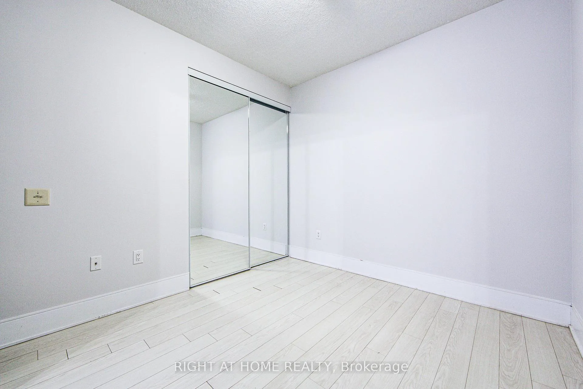 Photo 13 of Unit 426, 560 Front Street W, Toronto, Waterfront Communities — HOMEH