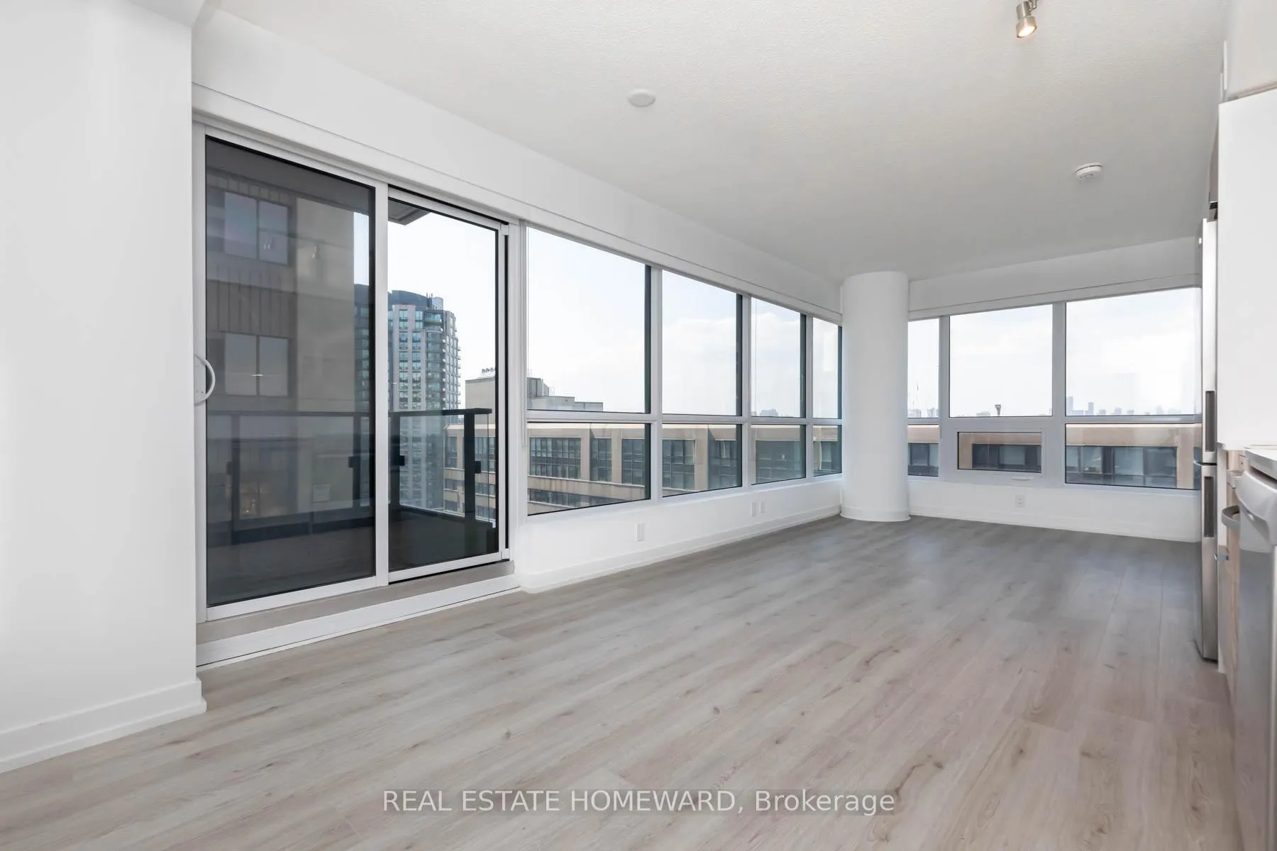Photo 2 of Unit 1305, 395 Bloor Street E, Toronto, North St. James Town — HOMEH