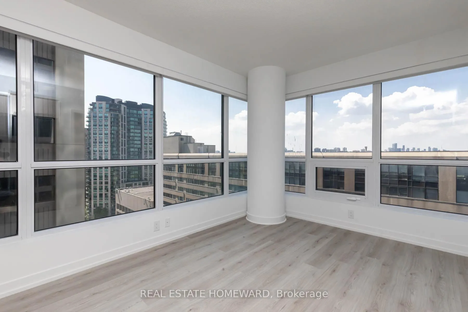Photo 5 of Unit 1305, 395 Bloor Street E, Toronto, North St. James Town — HOMEH