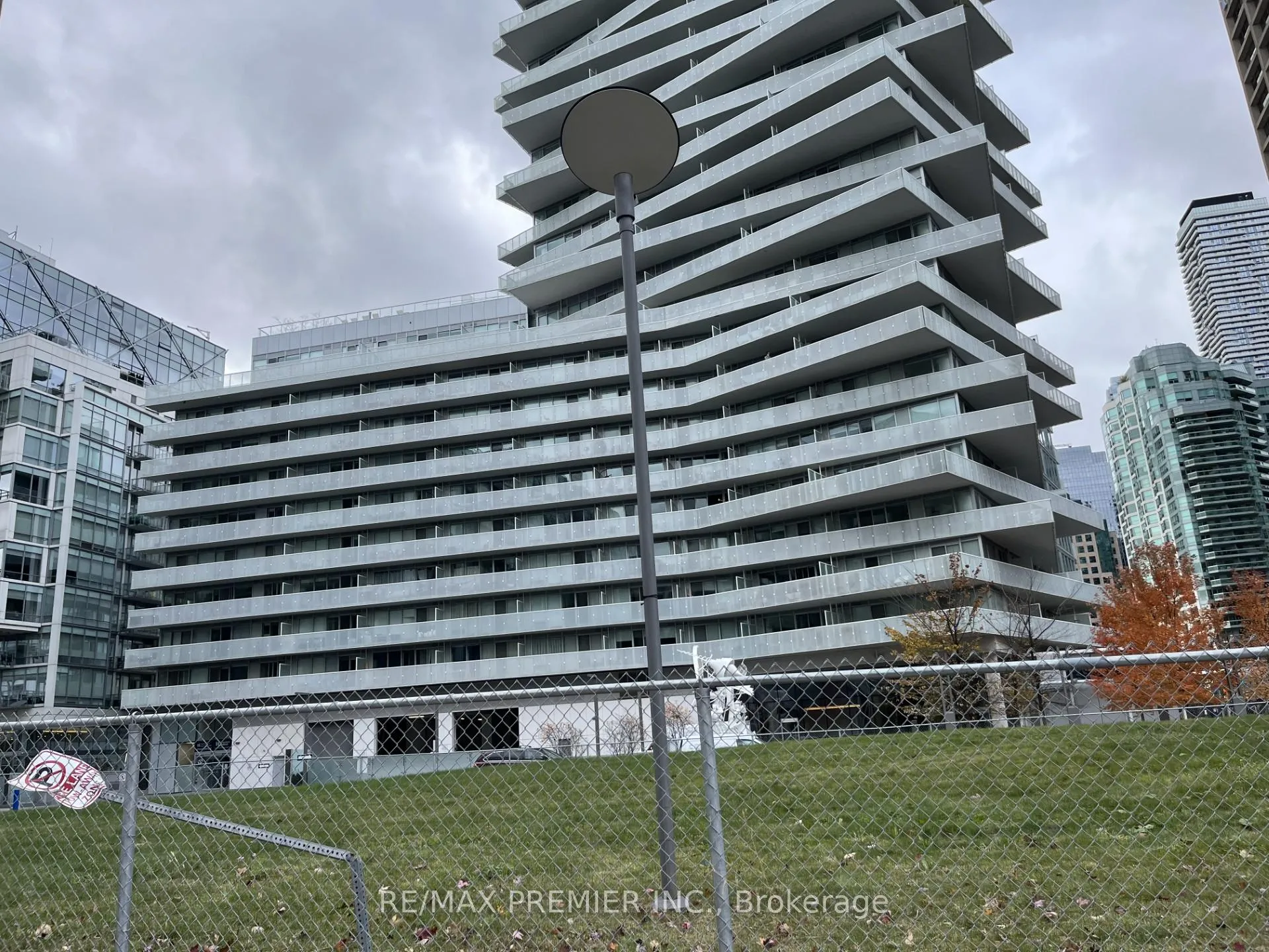 Photo 2 of Unit 421, 29 Queens Quay E, Toronto, Waterfront Communities — HOMEH