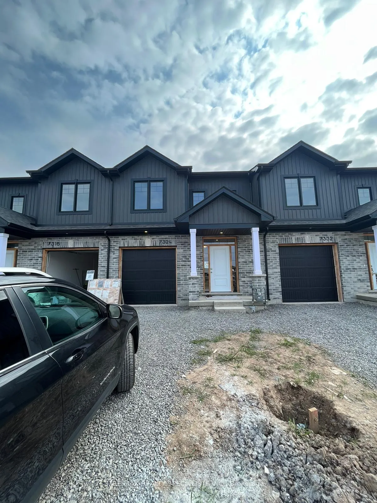 Photo 2 of 7324 Matteo Drive, Niagara Falls, Brown — HOMEH