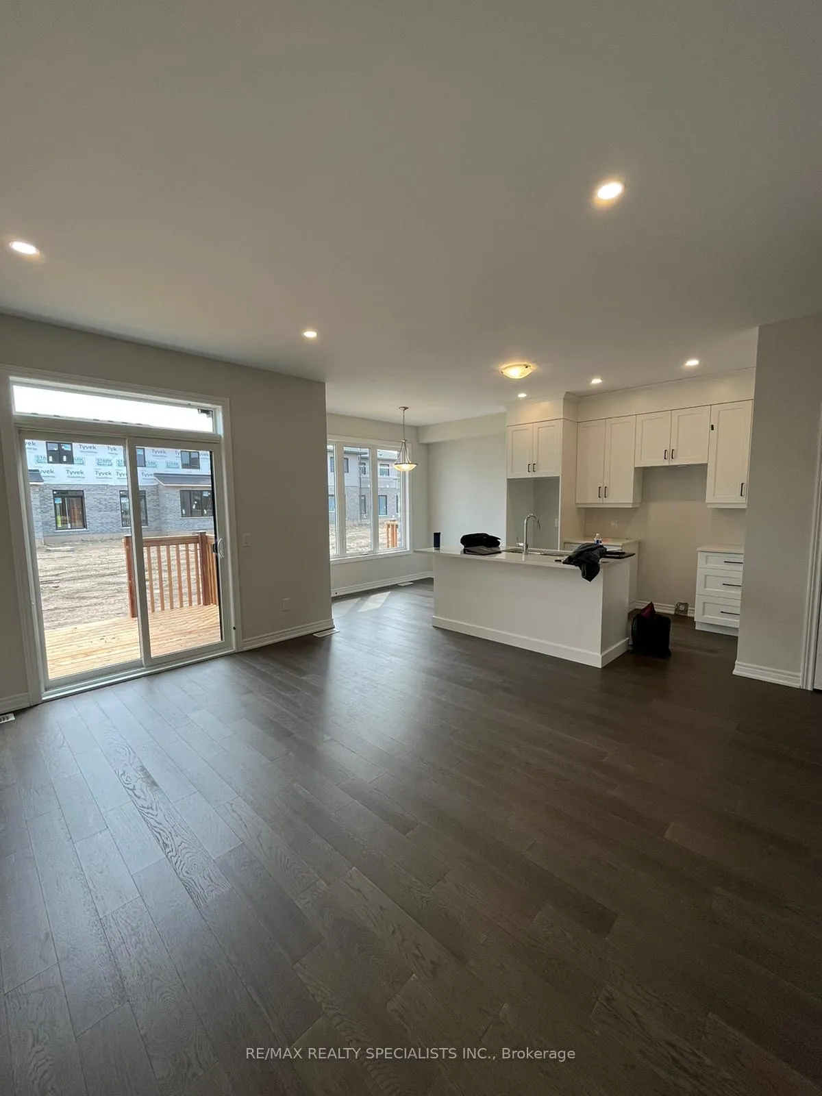 Photo 6 of 7324 Matteo Drive, Niagara Falls, Brown — HOMEH