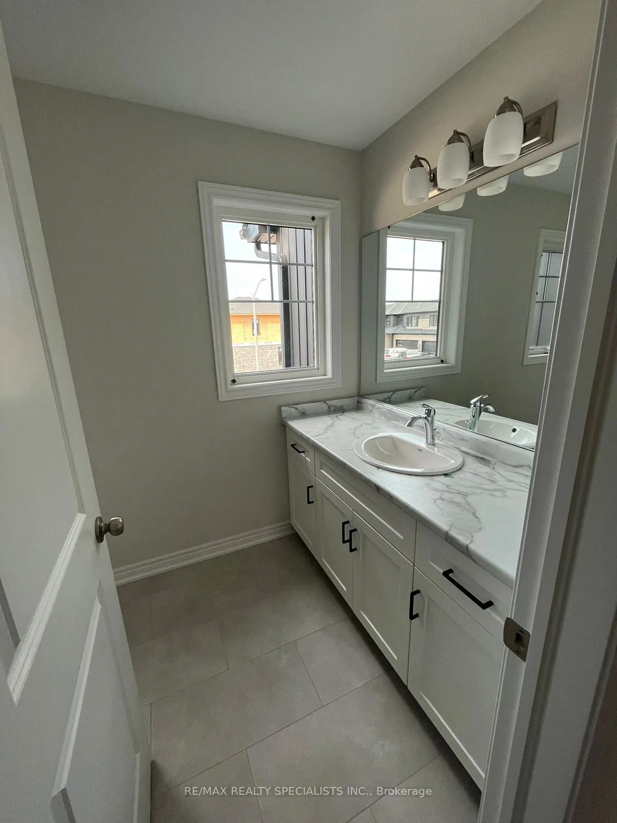 Photo 14 of 7324 Matteo Drive, Niagara Falls, Brown — HOMEH