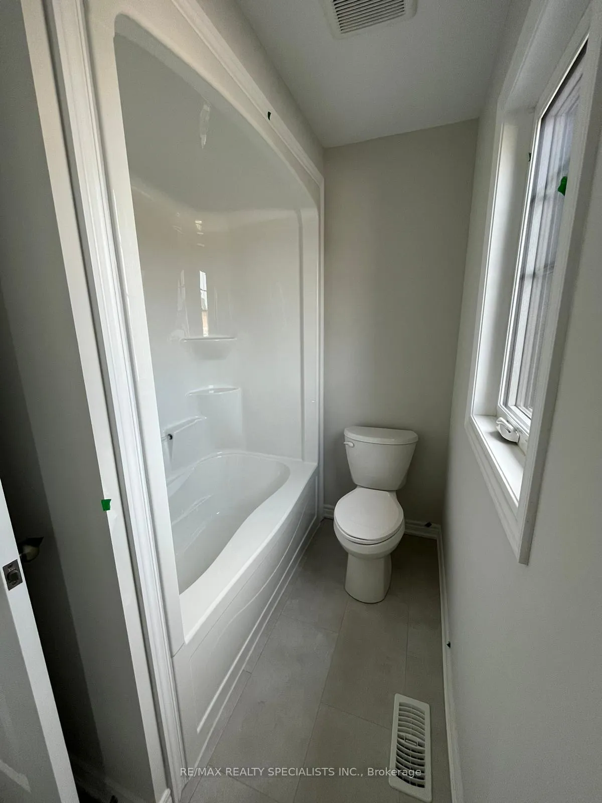 Photo 15 of 7324 Matteo Drive, Niagara Falls, Brown — HOMEH