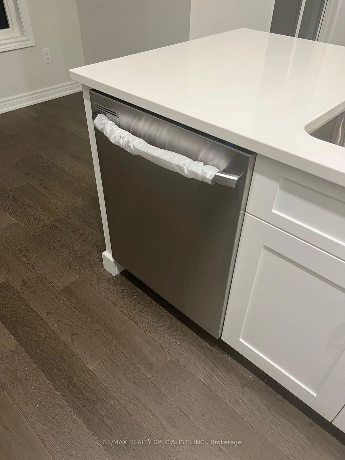 Photo 17 of 7324 Matteo Drive, Niagara Falls, Brown — HOMEH