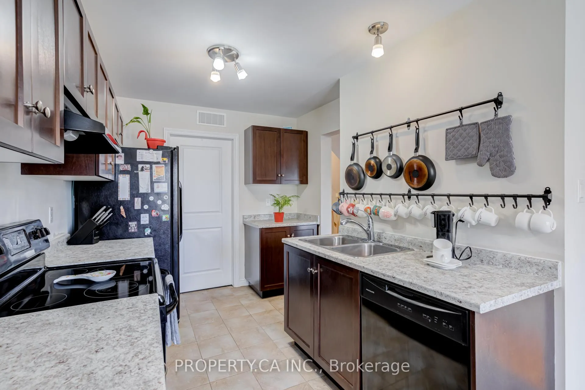 Photo 13 of Unit 6, 11 Stockbridge Gardens, Hamilton, Stoney Creek — HOMEH
