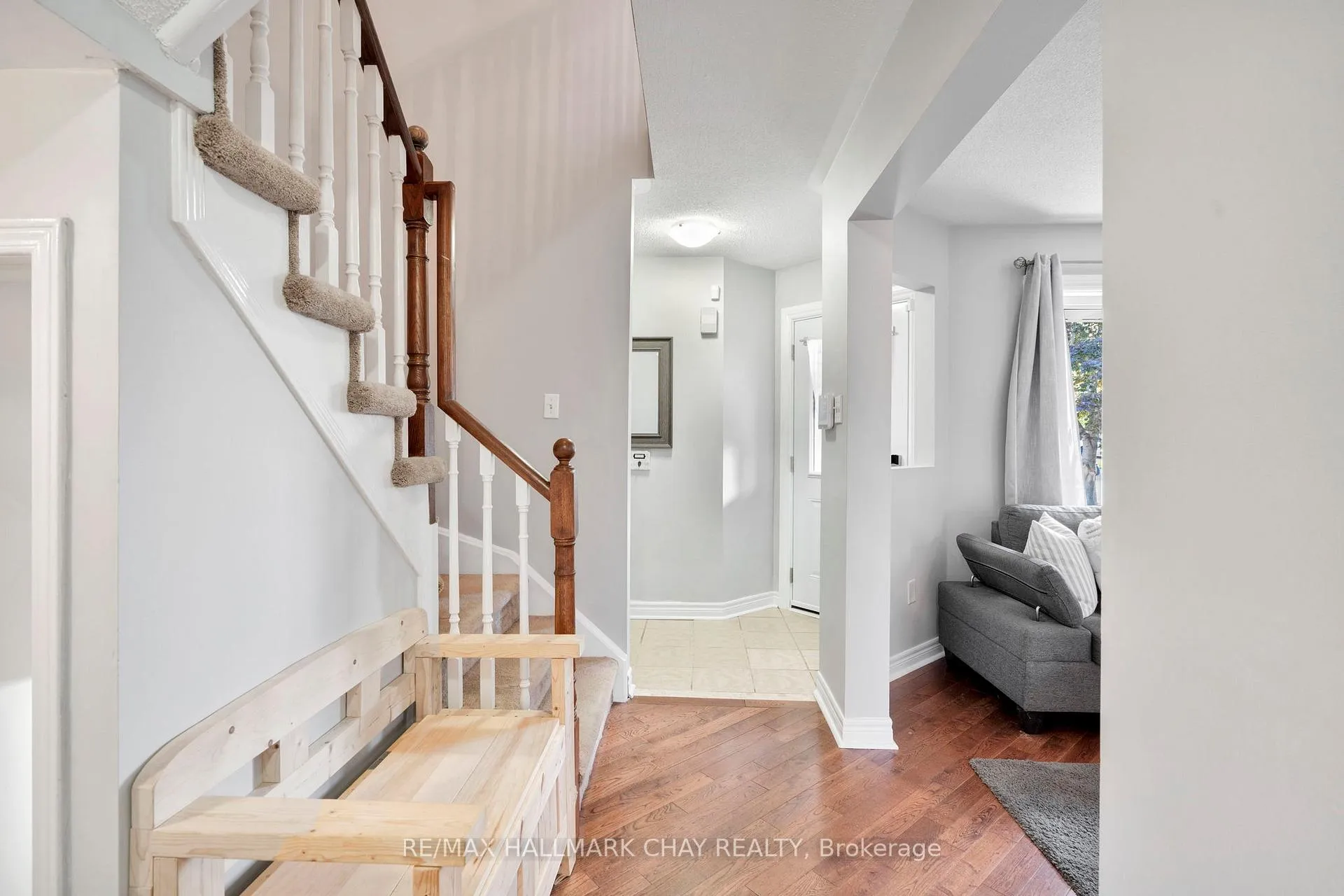 Photo 4 of 104 Pickett Crescent, Barrie, Painswick North — HOMEH
