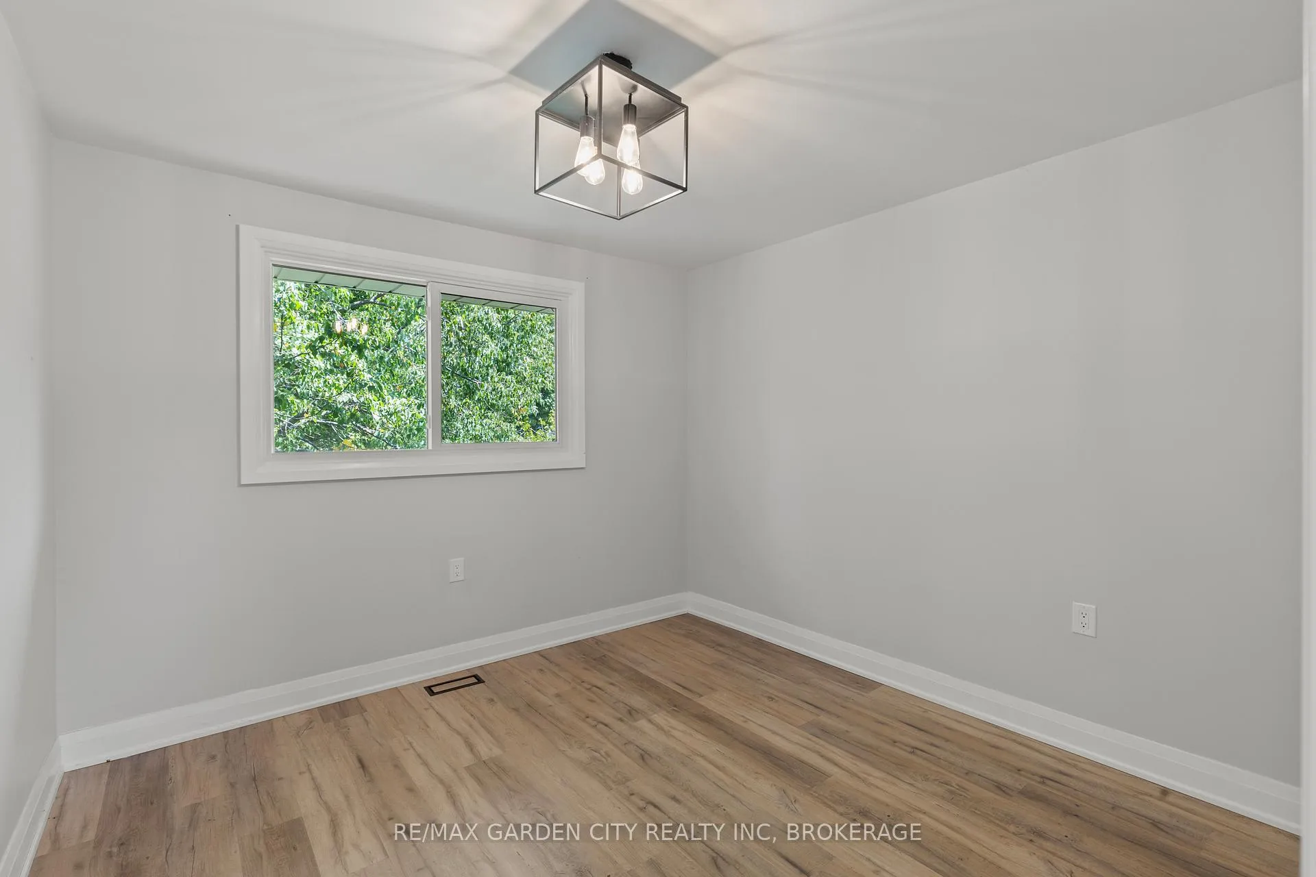 Photo 14 of Unit 1, 15 Ancaster Boulevard, St. Catharines, Carlton/Bunting — HOMEH
