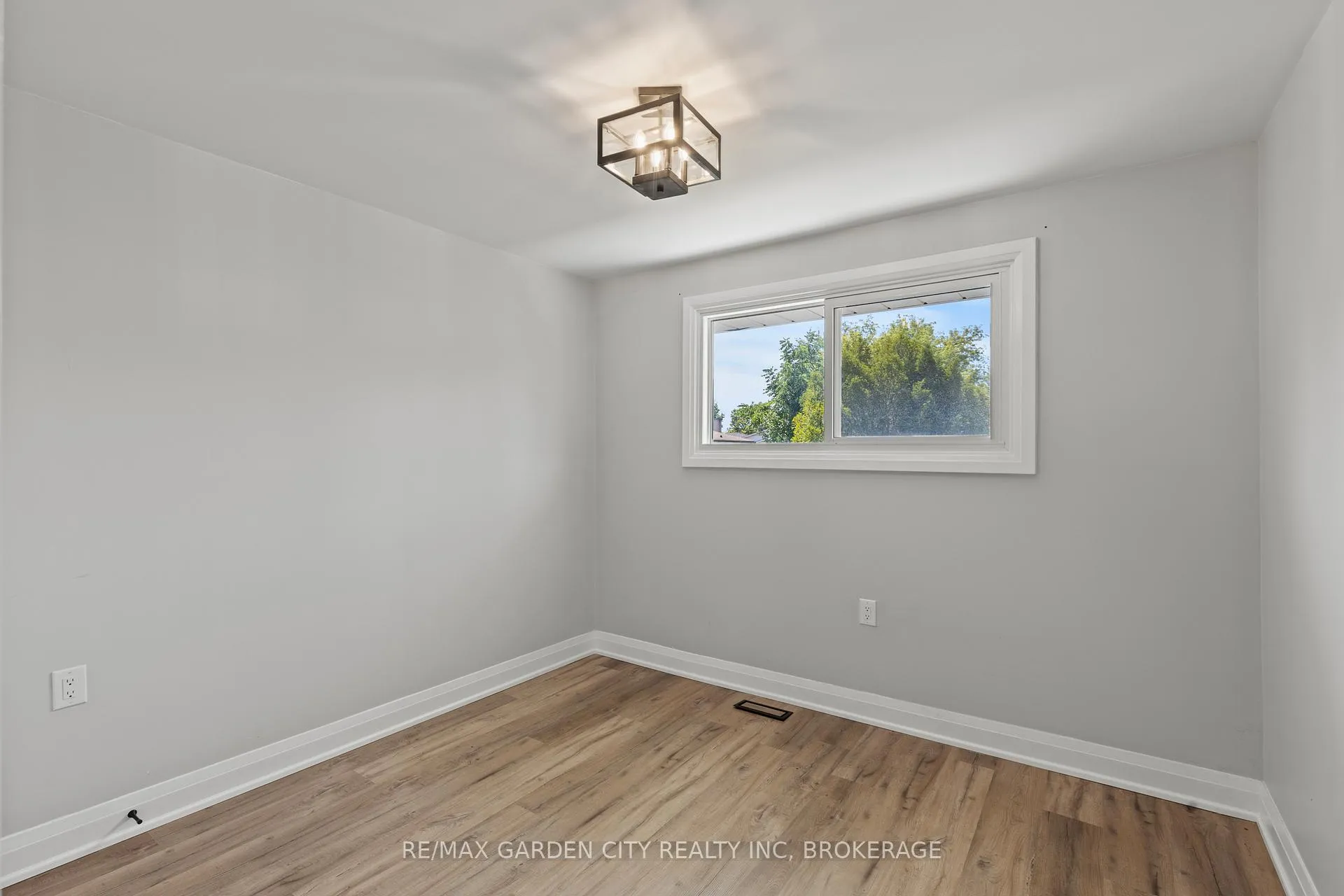 Photo 16 of Unit 1, 15 Ancaster Boulevard, St. Catharines, Carlton/Bunting — HOMEH