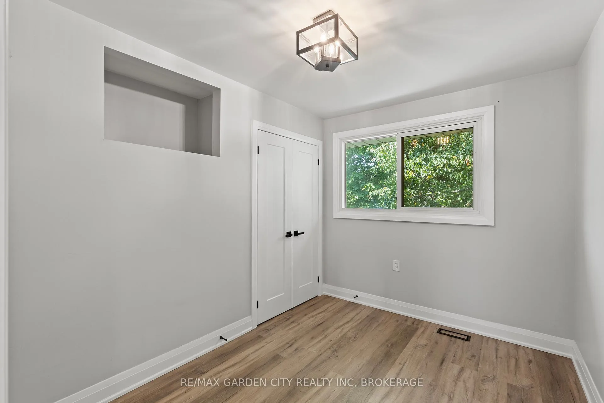 Photo 18 of Unit 1, 15 Ancaster Boulevard, St. Catharines, Carlton/Bunting — HOMEH