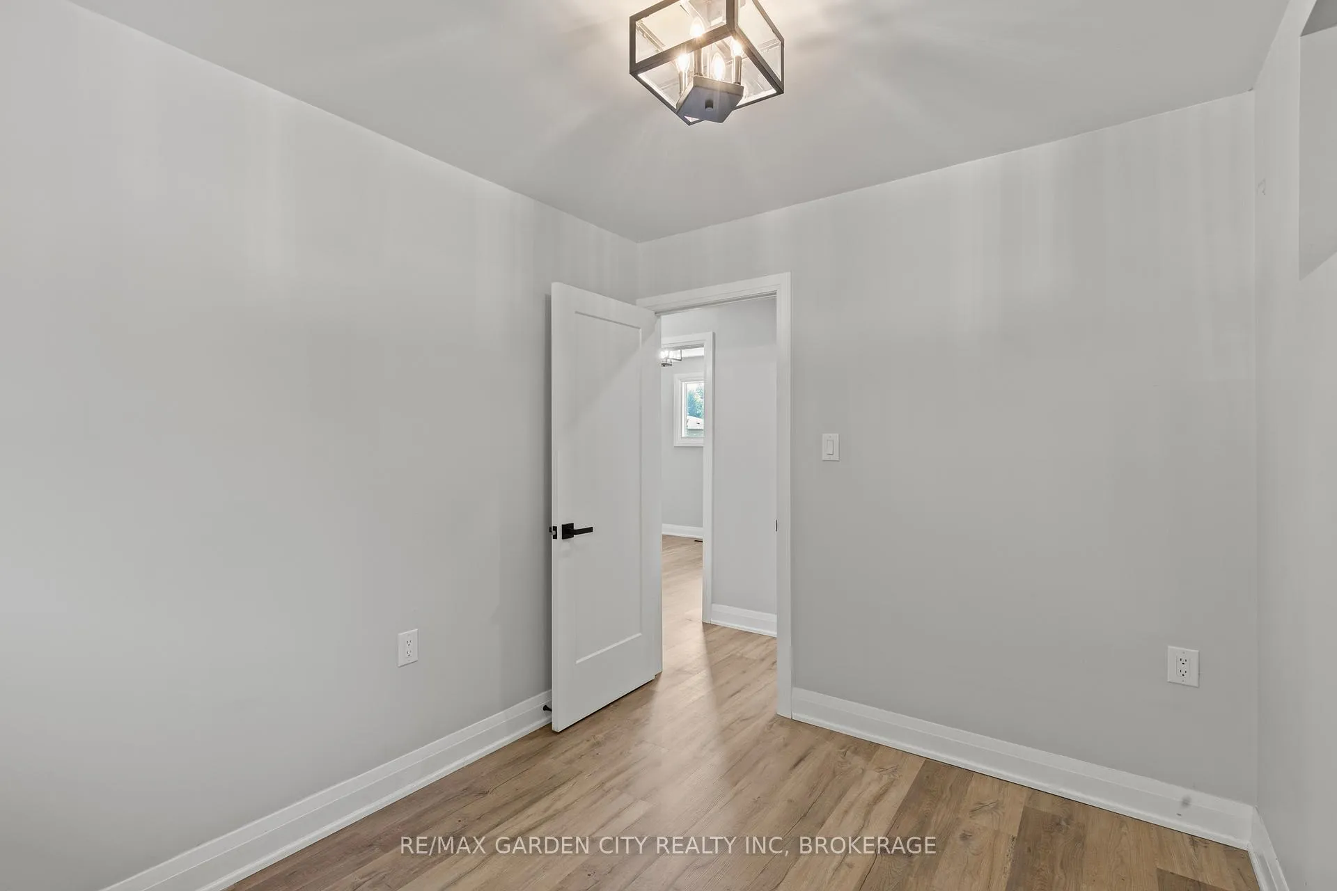 Photo 19 of Unit 1, 15 Ancaster Boulevard, St. Catharines, Carlton/Bunting — HOMEH