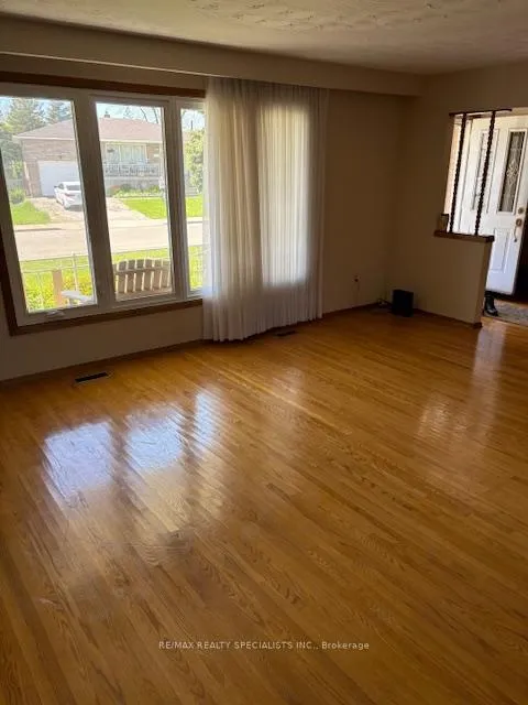 Photo 3 of 30 Nardi Court, Hamilton, Greenford — HOMEH