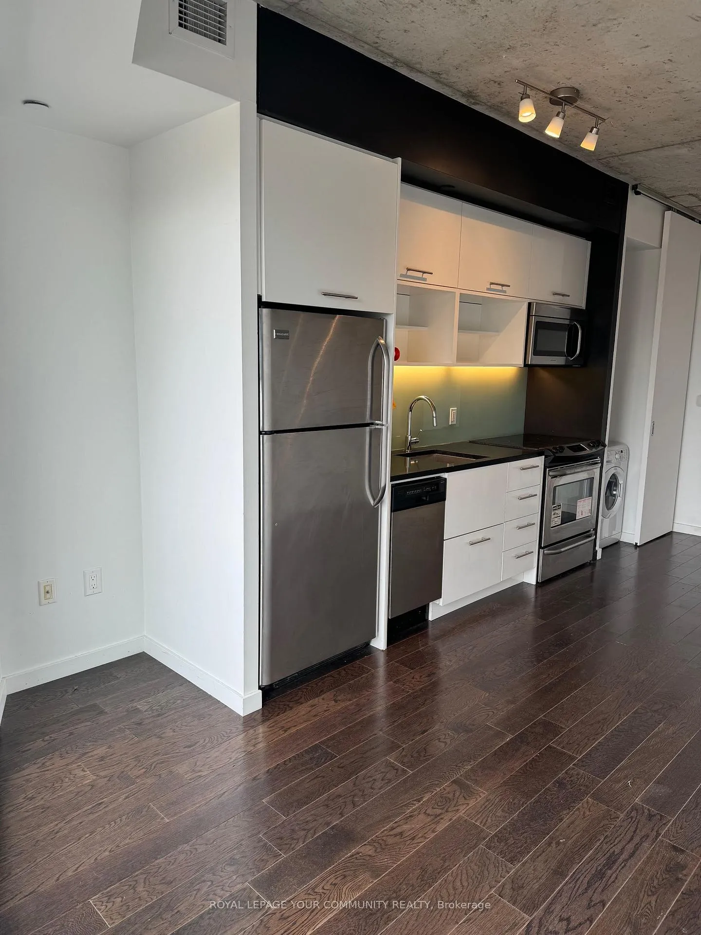 Photo 6 of Unit 1012, 51 Trolley Crescent, Toronto, Moss Park — HOMEH