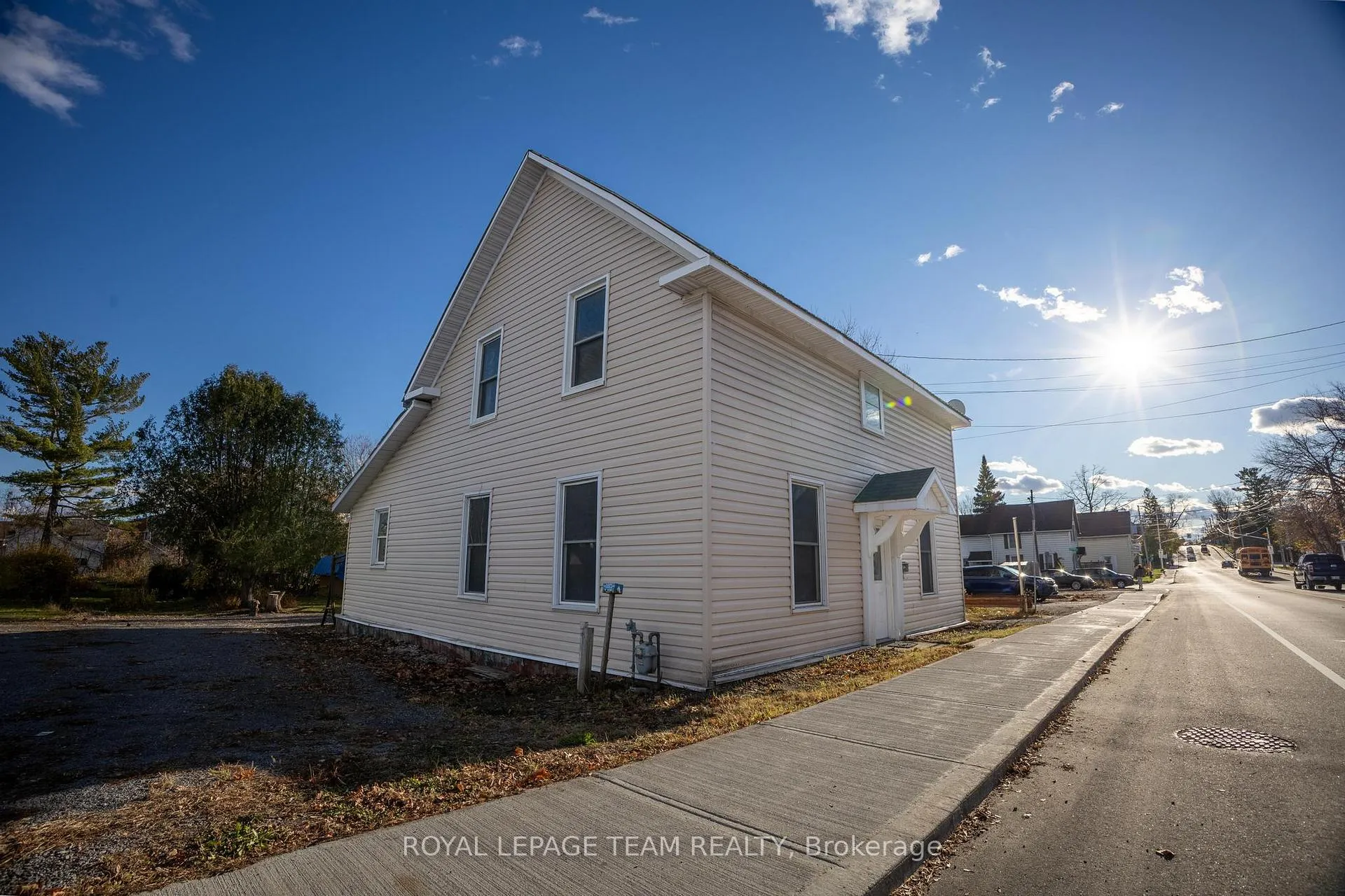 Photo 2 of 31 Daniel Street N, Arnprior — HOMEH