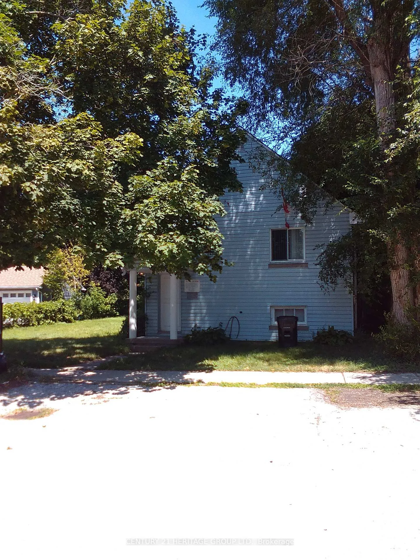 Front of 8 Richmond Street W