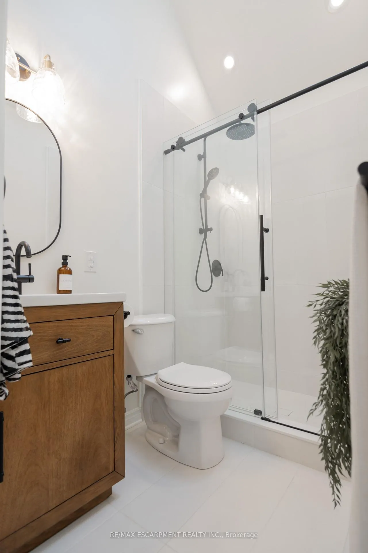 Photo 11 of Unit R, 22 Inchbury Road, Hamilton, Strathcona — HOMEH