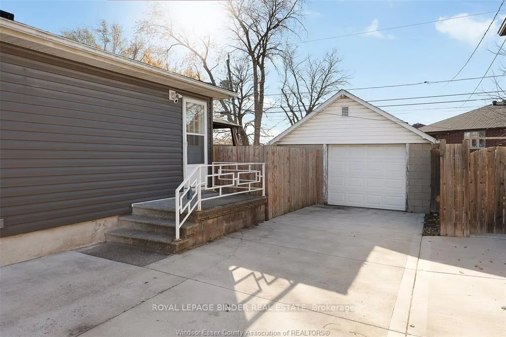 Photo 2 of 2065 Dominion Boulevard W, Windsor — HOMEH