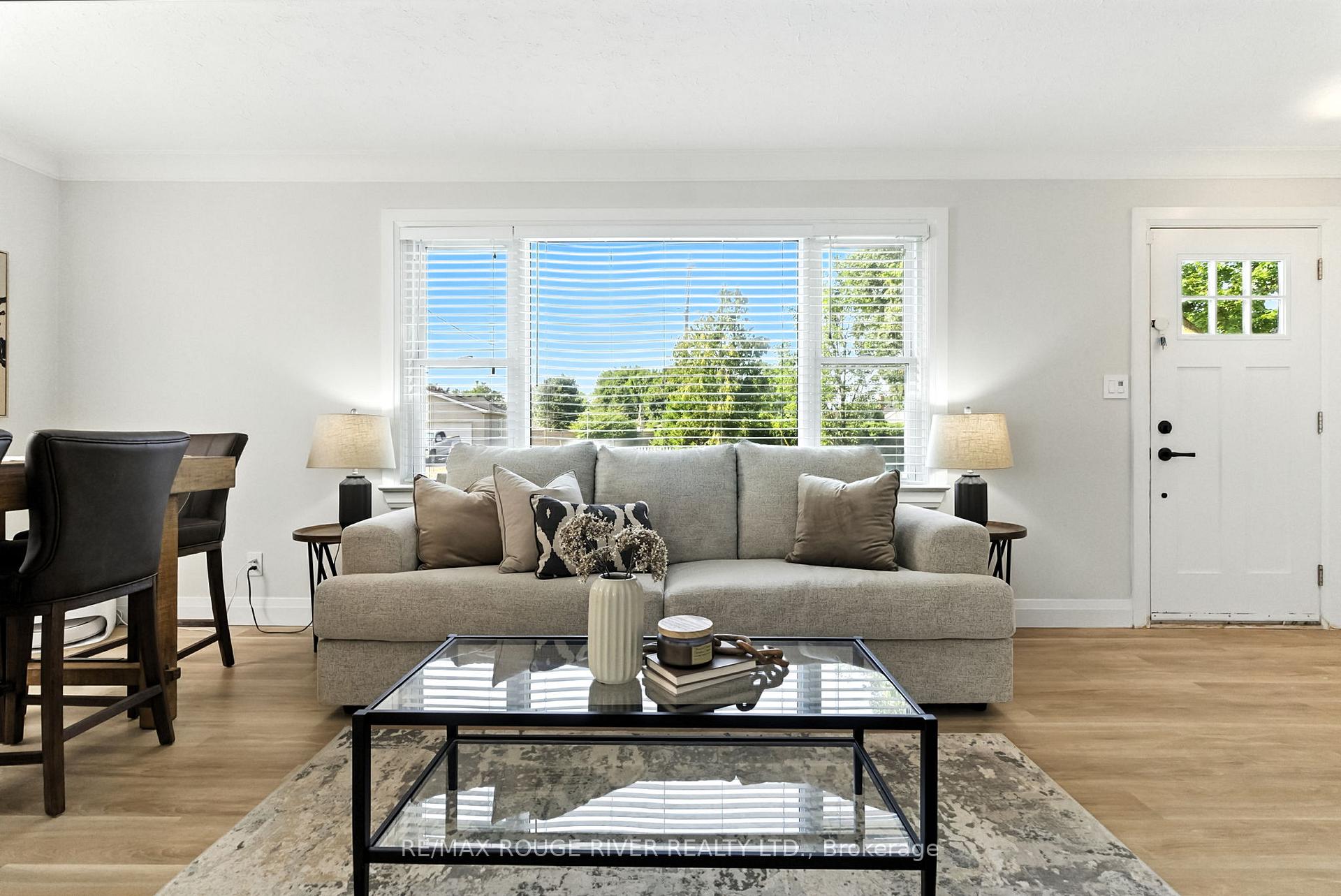 Photo 3 of 39 Southway Drive, Clarington, Bowmanville — HOMEH