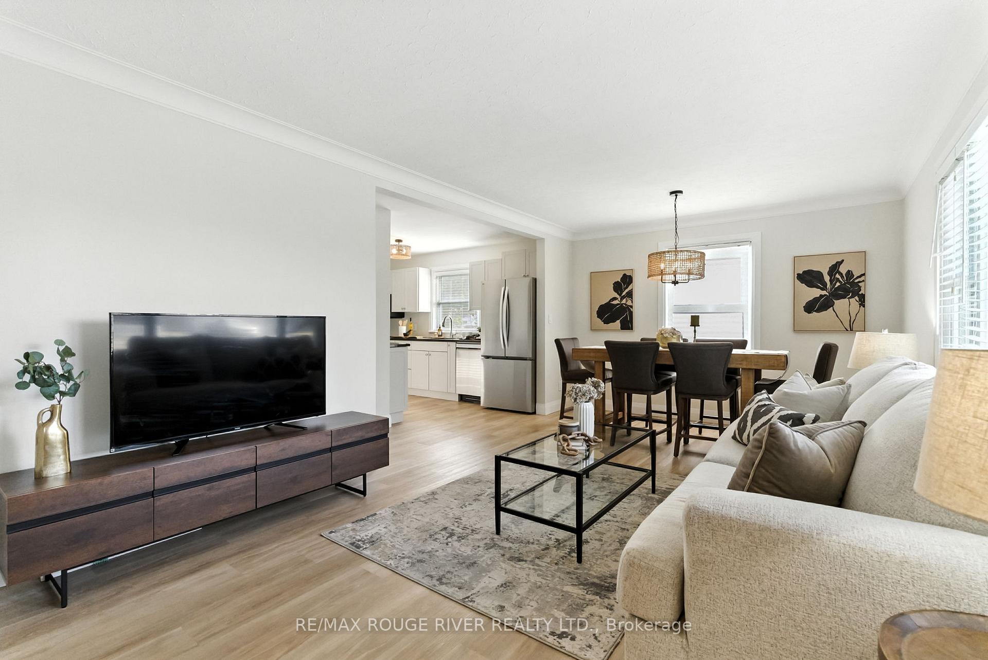 Photo 6 of 39 Southway Drive, Clarington, Bowmanville — HOMEH