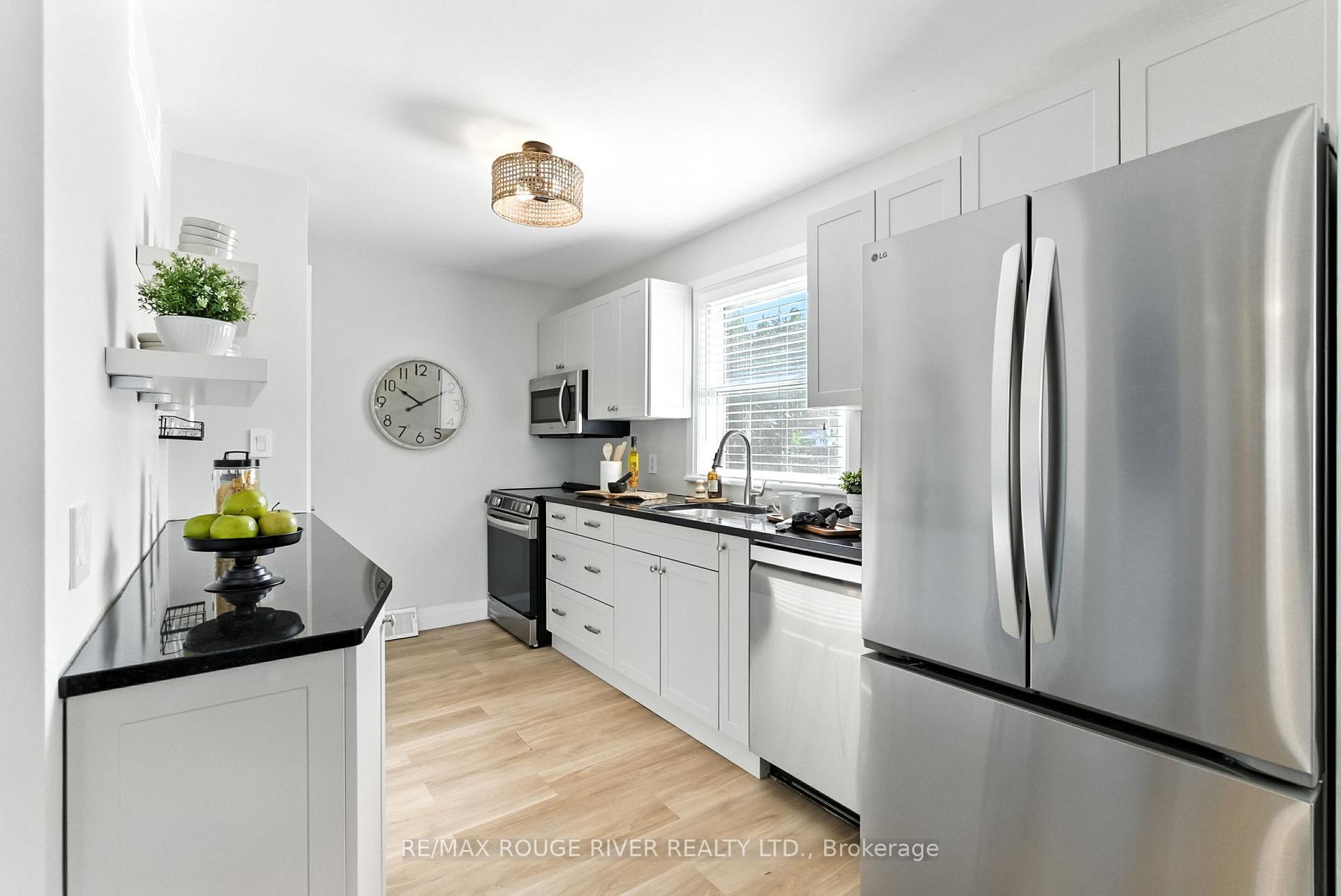 Photo 10 of 39 Southway Drive, Clarington, Bowmanville — HOMEH