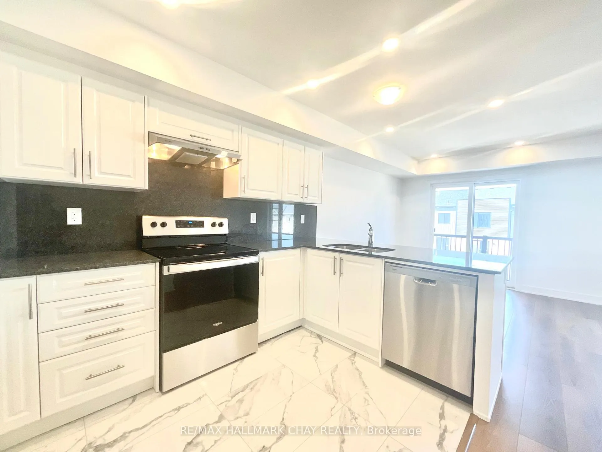 Photo 4 of Unit #3, 14 Wagon Lane, Barrie, Rural Barrie Southeast — HOMEH
