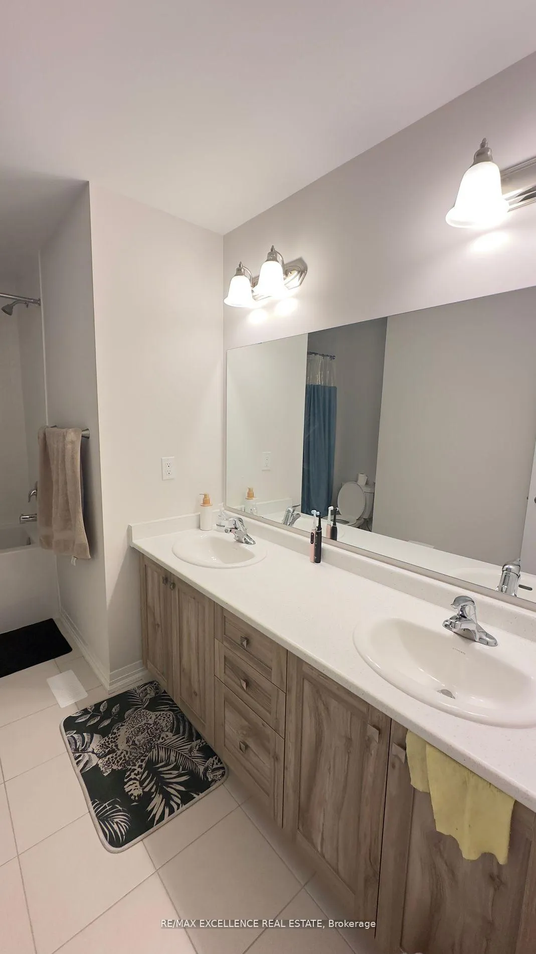 Photo 11 of 136 Freedom Crescent, Hamilton, Mount Hope — HOMEH