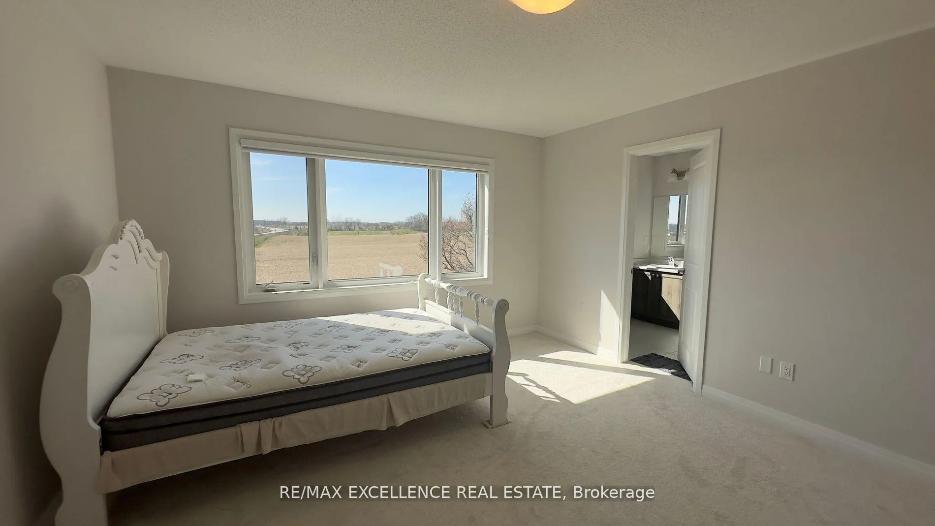 Photo 14 of 136 Freedom Crescent, Hamilton, Mount Hope — HOMEH