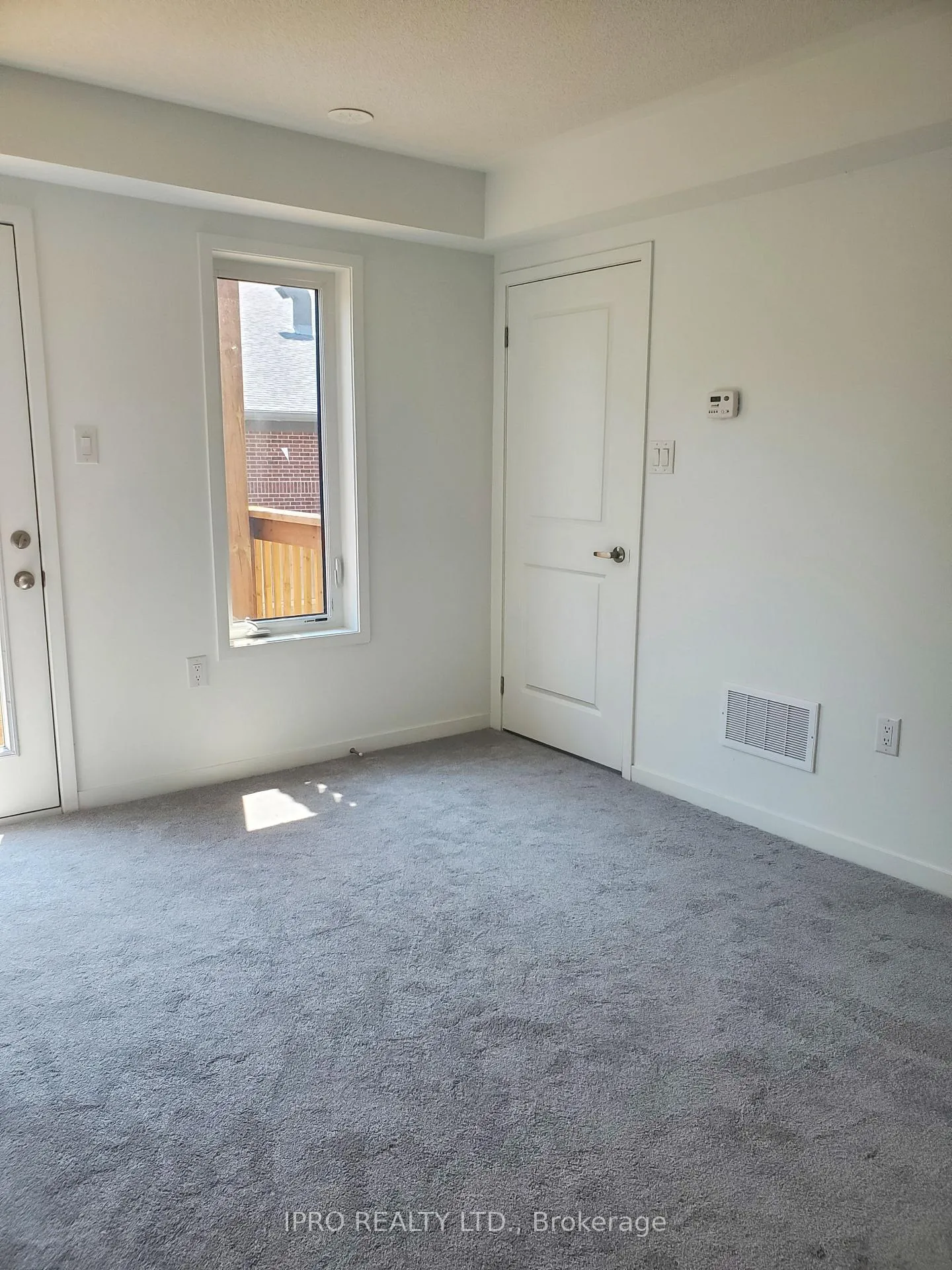 Photo 4 of Unit 033, 797 Heathrow Path, Oshawa, Samac — HOMEH